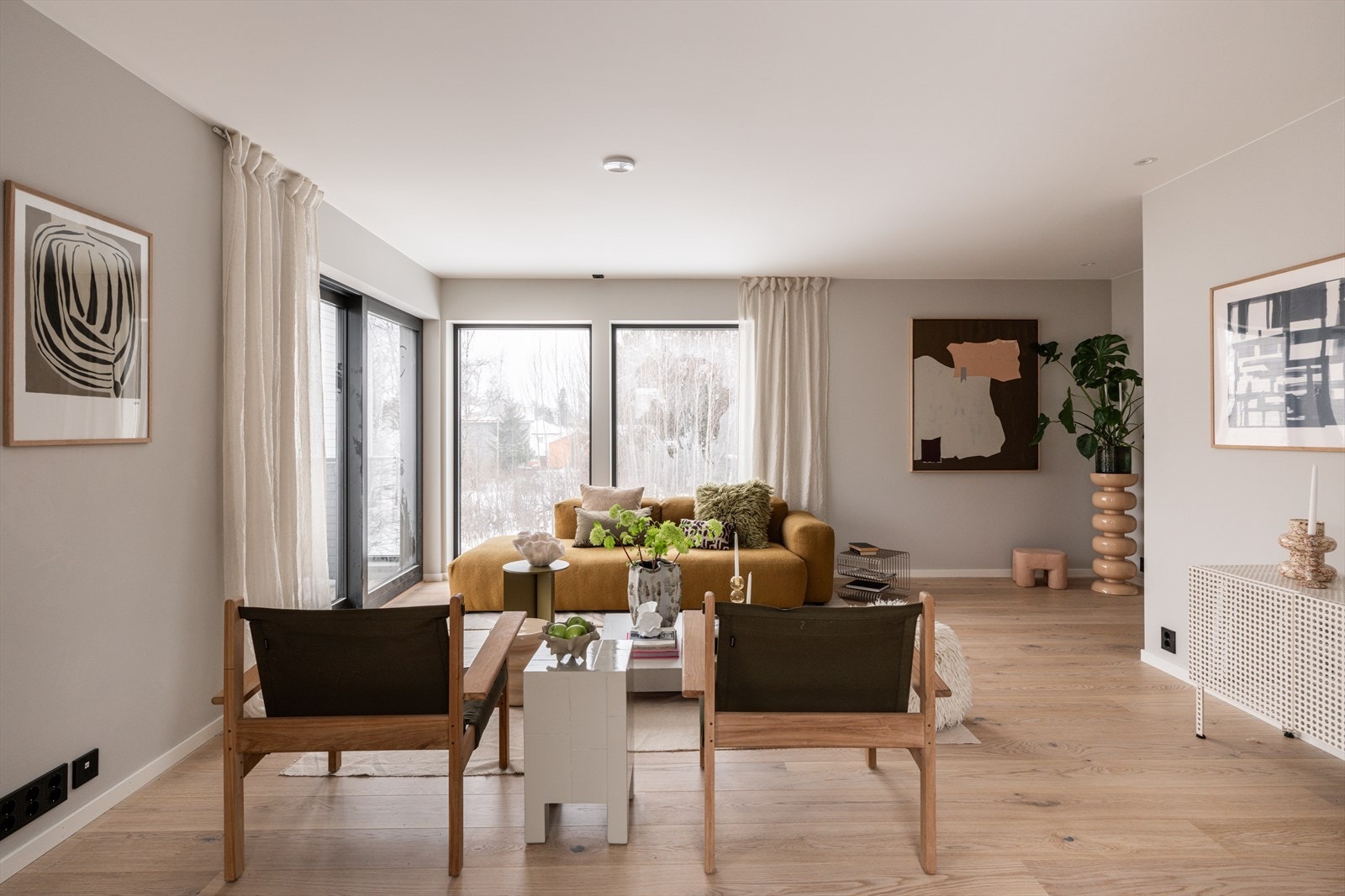 Bilder fra visningsbolig. I andre etasje finner du en romslig stue med god plass til sofagruppe og møblering. Galleribilde