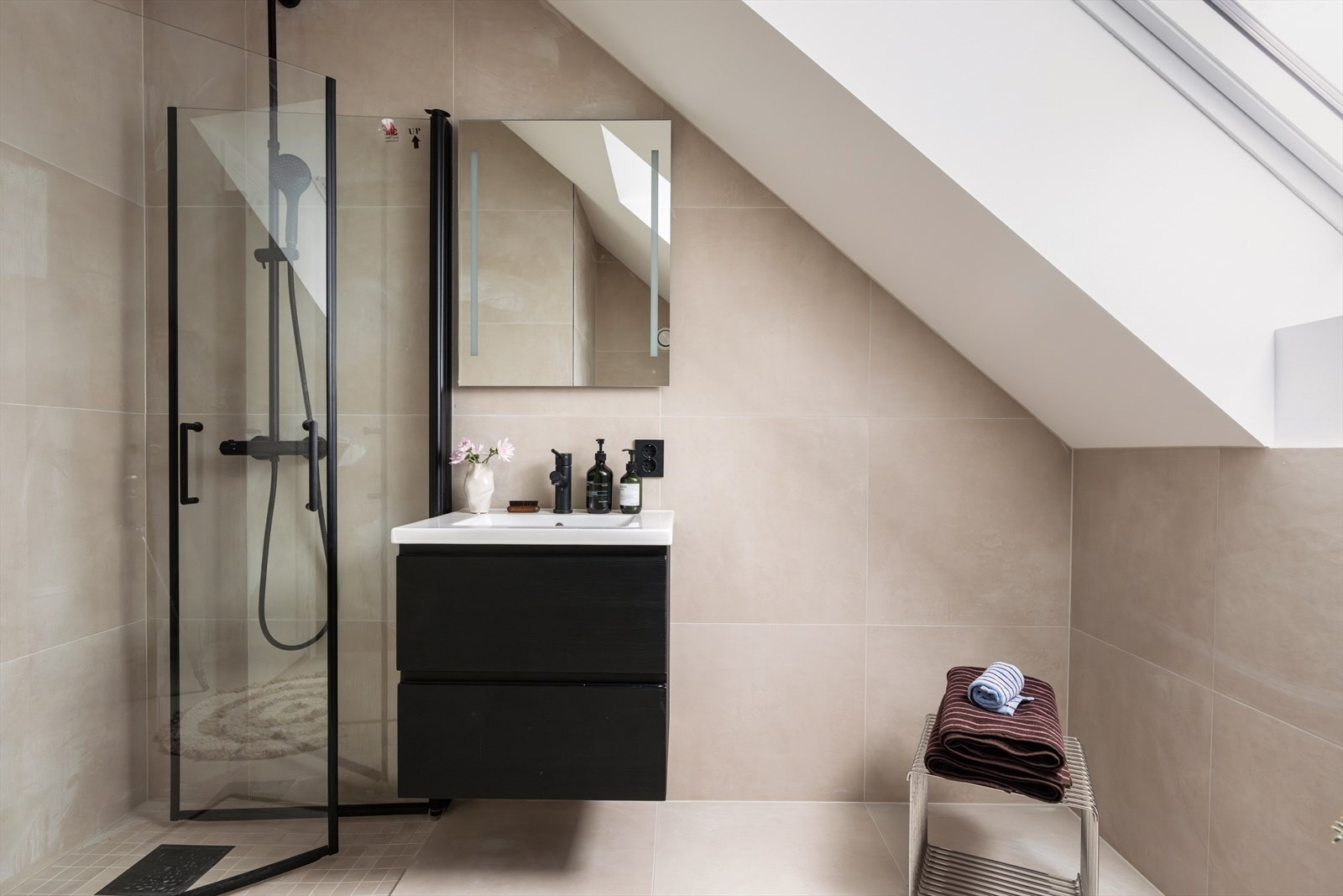 Bilder fra visningsbolig. Også her er det moderne innredning med sorte detaljer og dusjløsning. Galleribilde