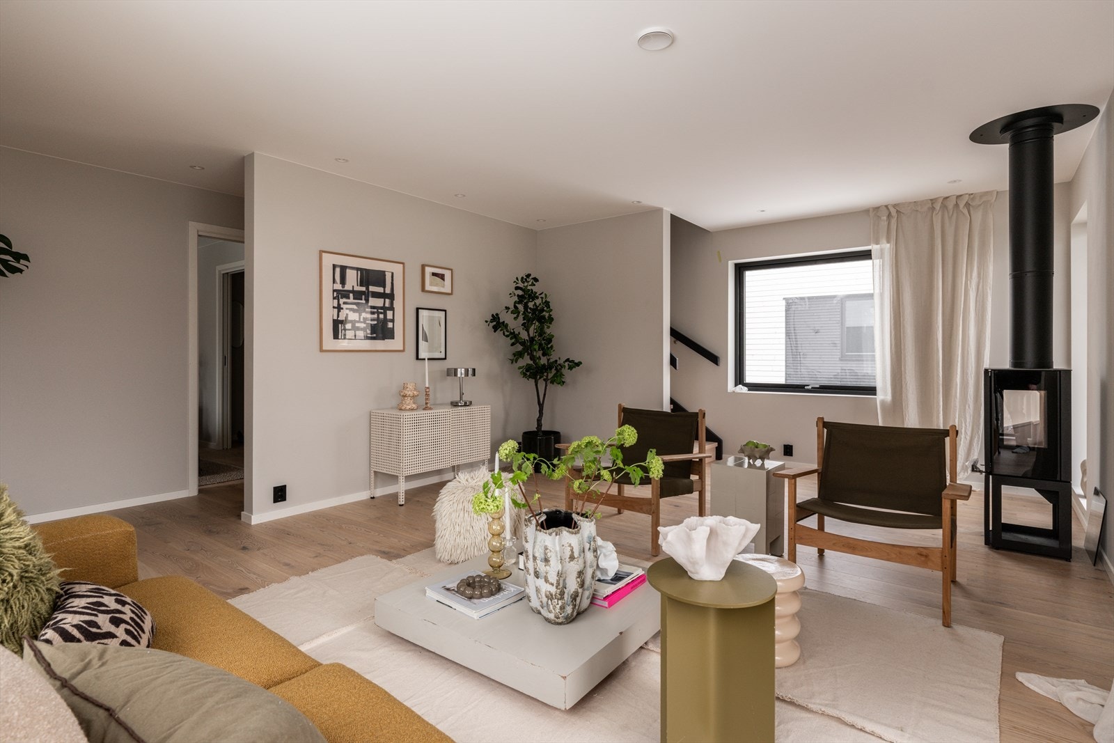 Bilder fra visningsbolig. Rommet gir fleksible møbleringsmuligheter. Galleribilde