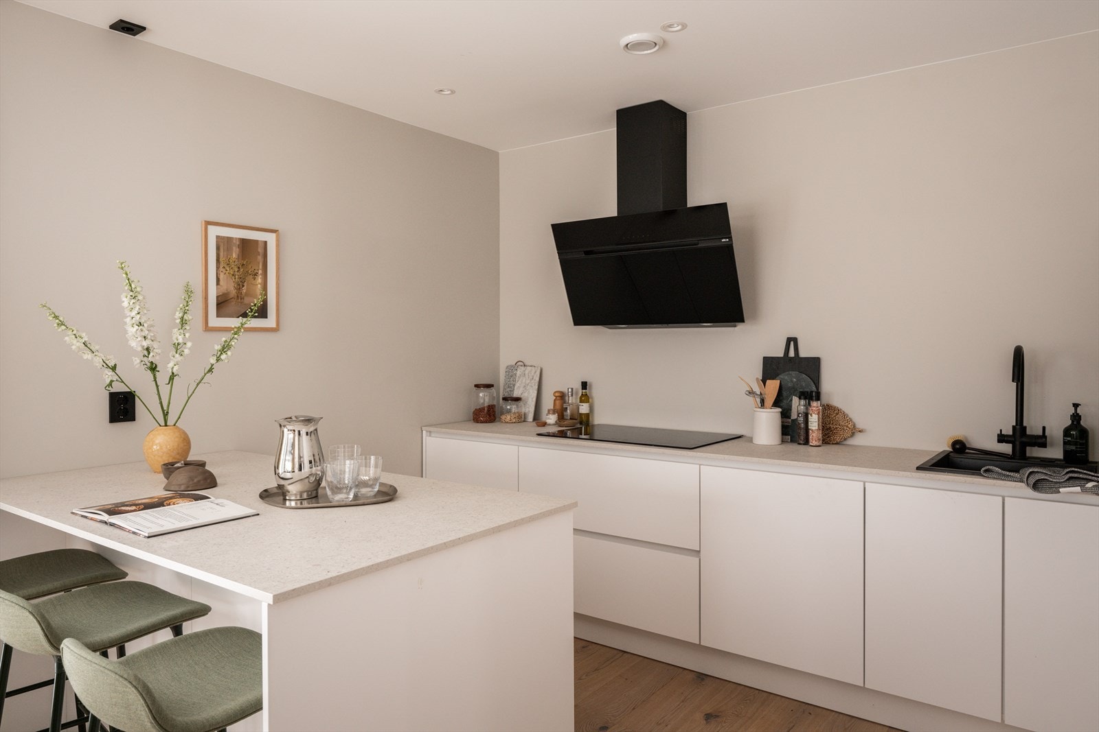 Bilder fra visningsbolig. Benkeplaten i terrazzo-look er både slitesterk og et moderne designelement. Galleribilde