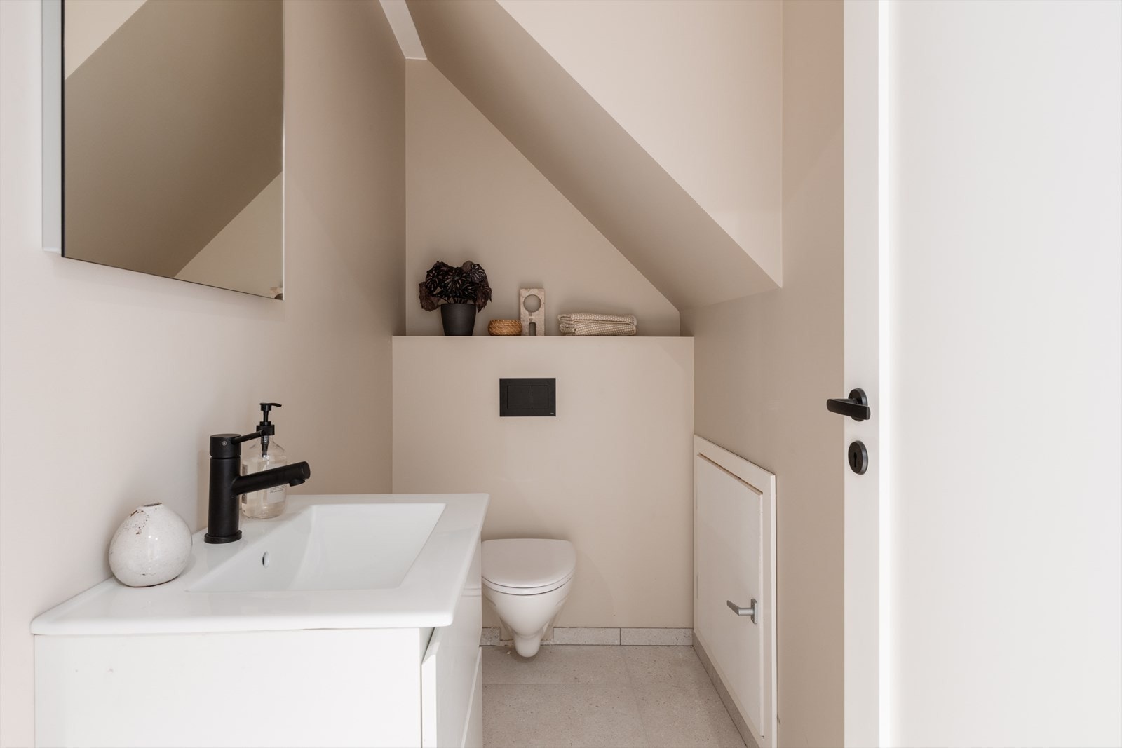 Bilder fra visningsbolig. Praktisk gjestetoalett. Galleribilde