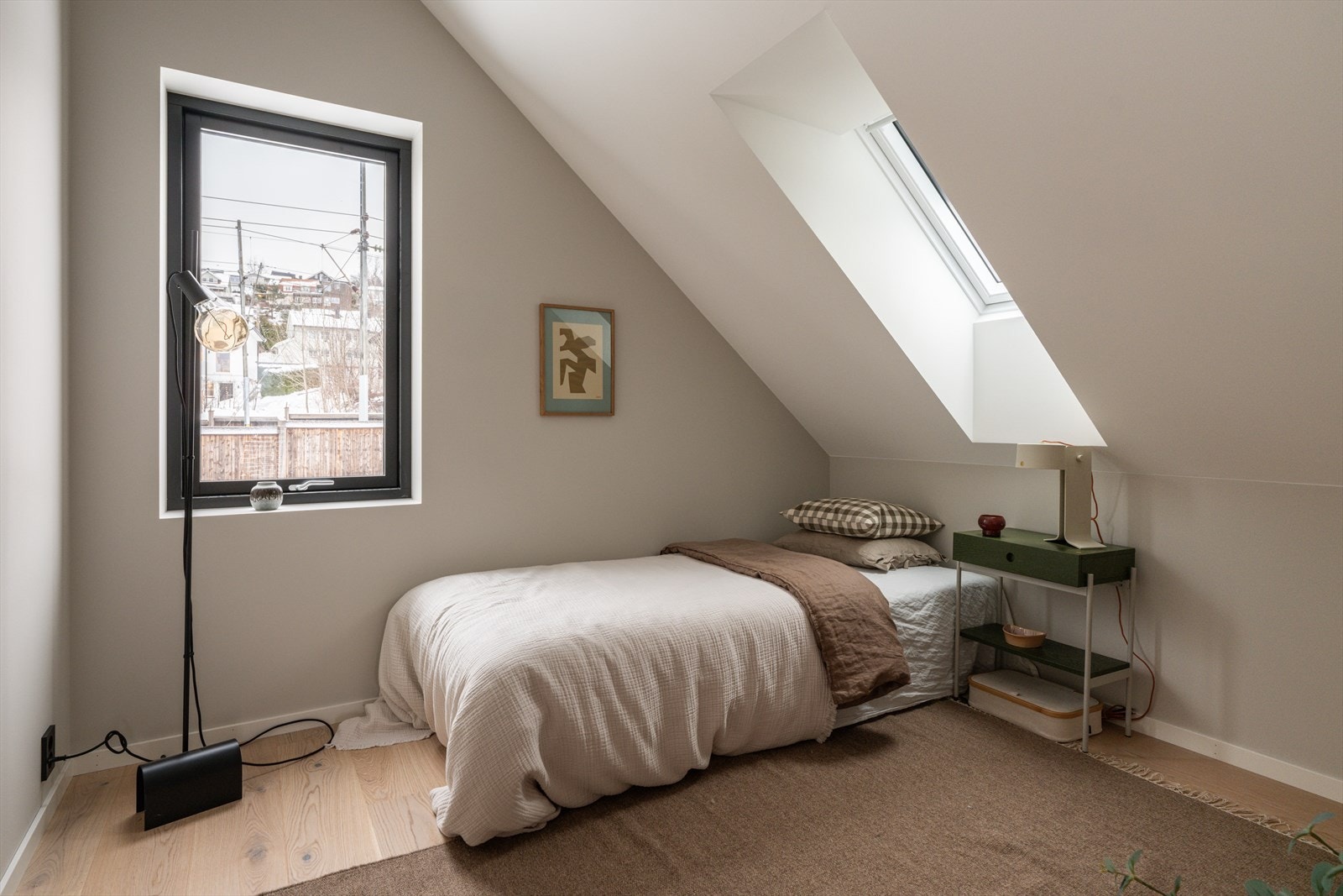 Bilder fra visningsbolig. Loftsetasjen rommer tre soverom, begge med takvindu som gir en luftig romfølelse. Galleribilde