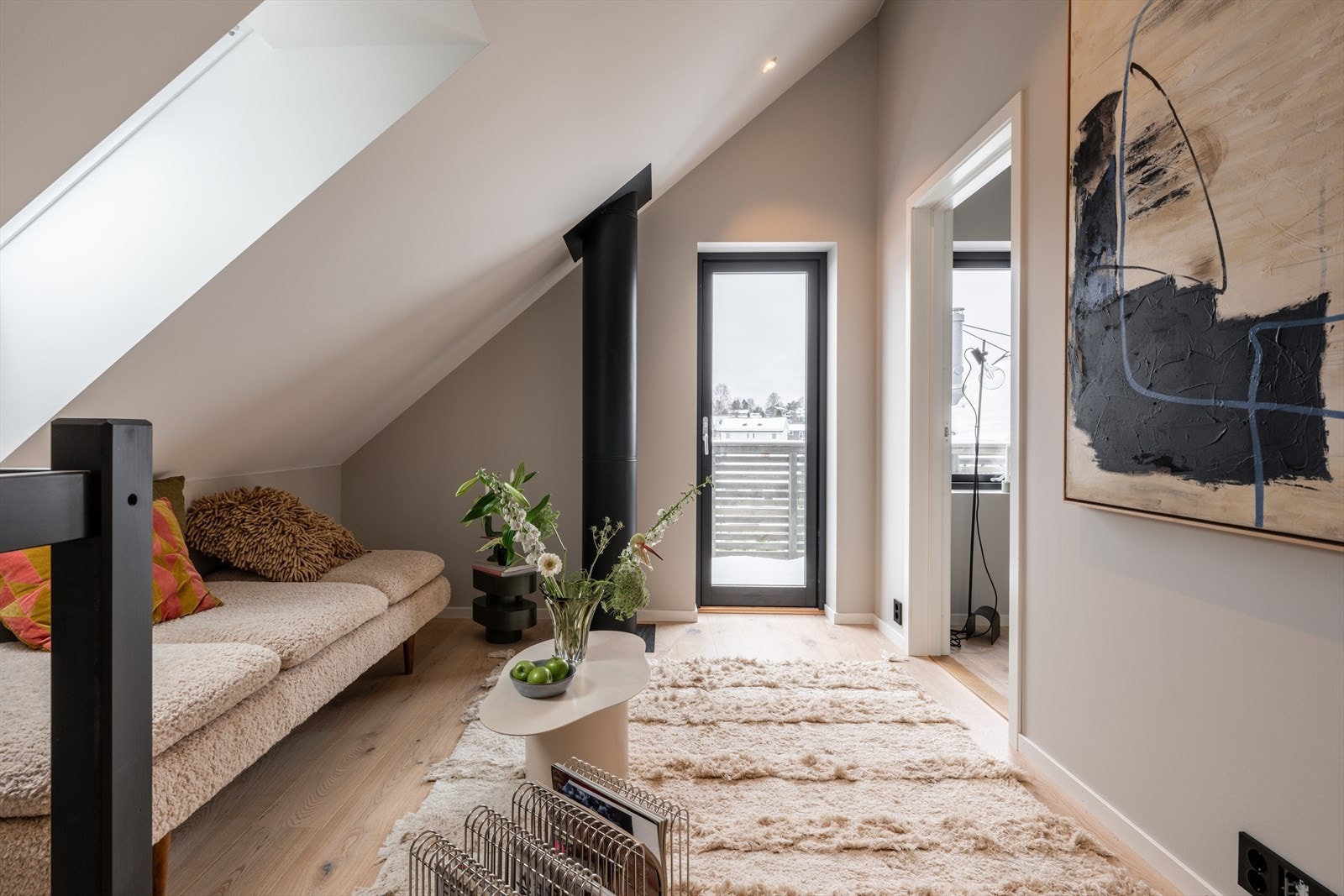 Bilder fra visningsbolig. Fra loftstuen er det utgang til en egen balkong i tredje etasje. Galleribilde