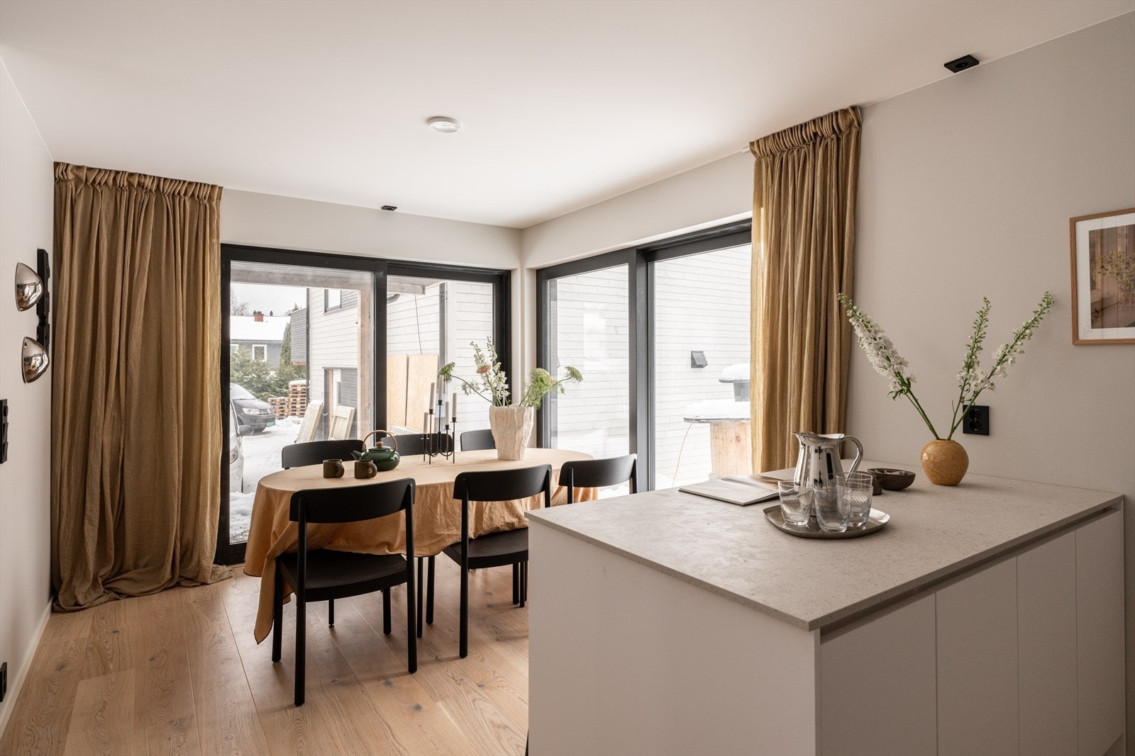 Bilder fra visningsbolig. Den åpne løsningen mellom kjøkken og spisestue gir gode soner for sosiale sammenkomster. Galleribilde