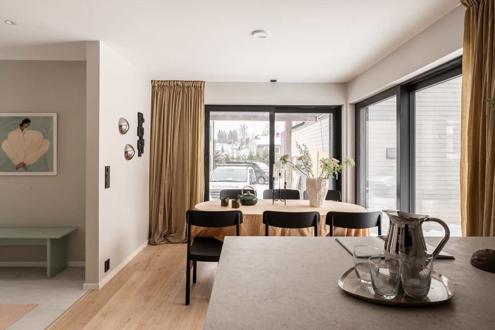 Bilder fra visningsbolig. Store skyvedører slipper inn rikelig med lys og gir direkte tilgang til hagen. Galleribilde