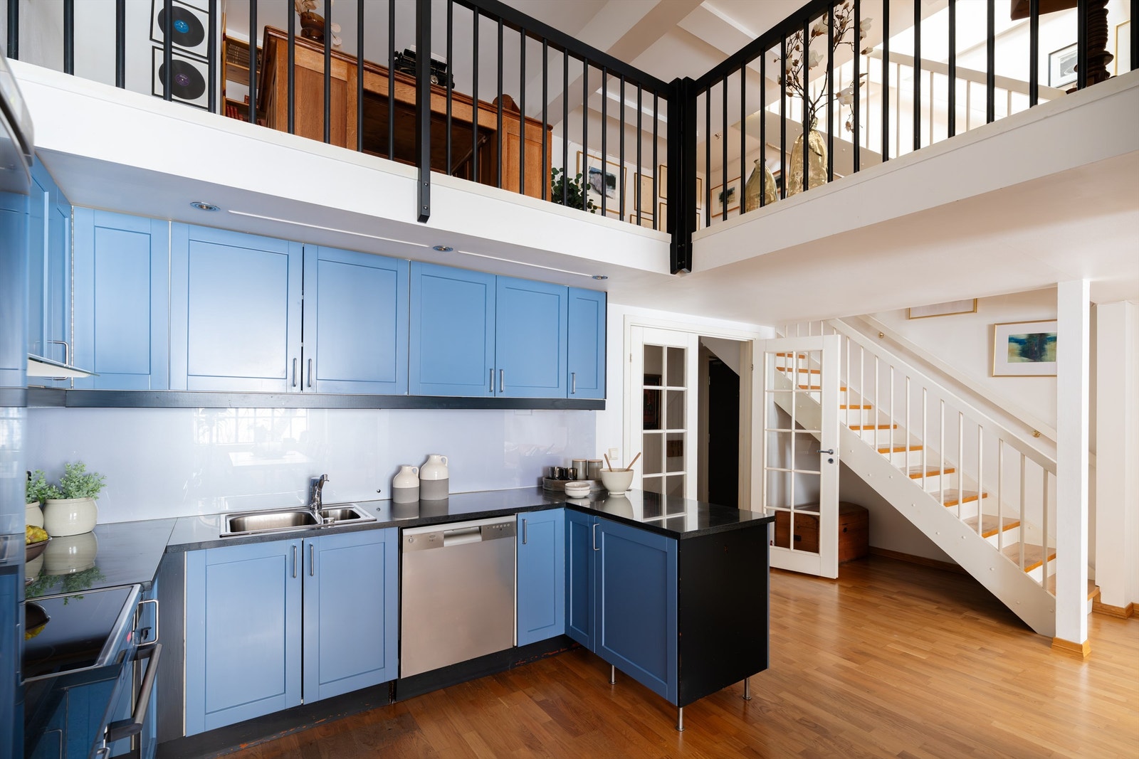 Kjøkkeninnredning med profilerte fronter fra ombyggingsårene 2001-2002 og benkeplate i sten/kompositt. Galleribilde