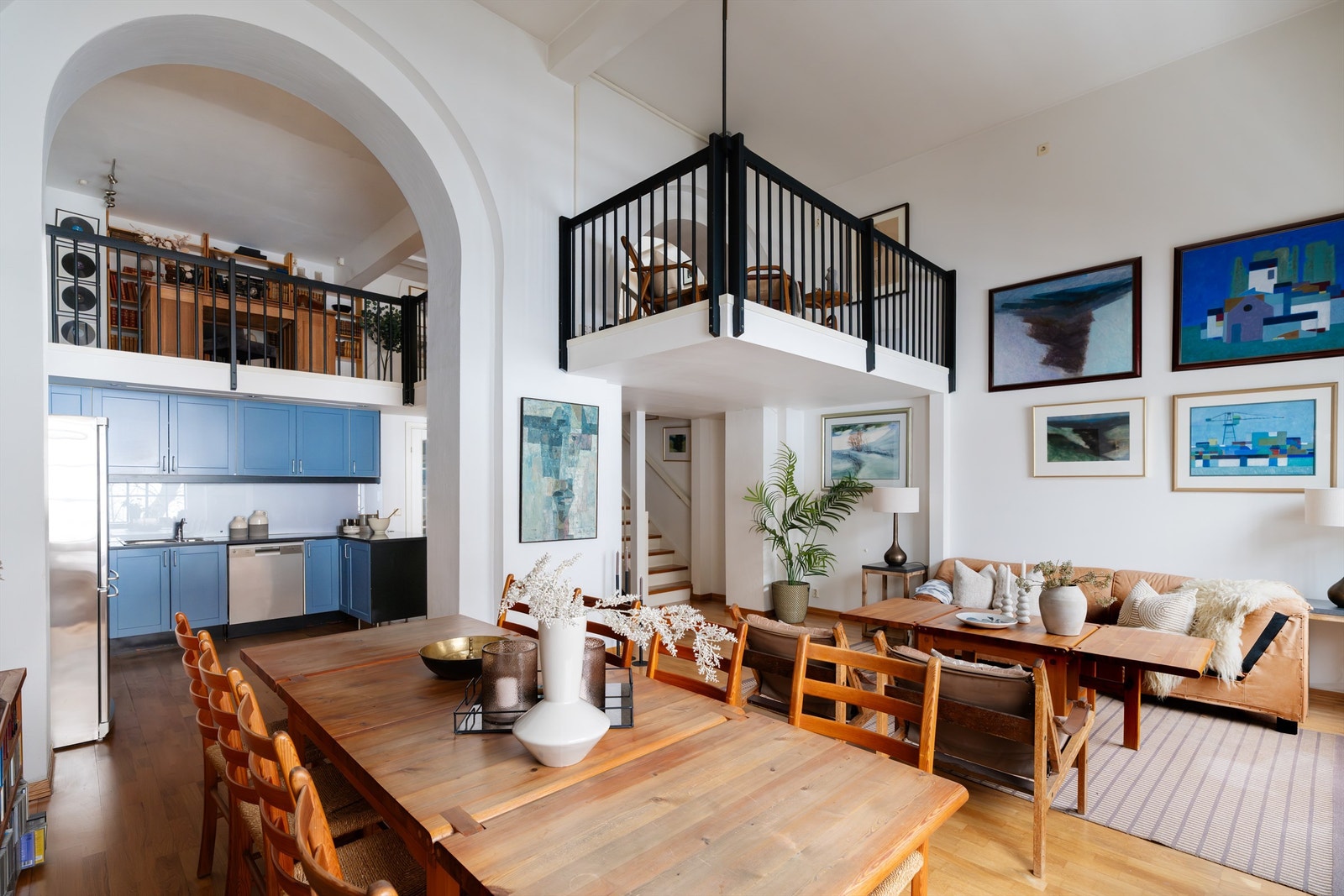 Oppholdsrommet i 1.etg er meget romslig, med rikelig med plass til både sofagruppe og spisebord. Med mesaninen over har man i tillegg plass for flere sosiale soner, lesekrok eller kontor med utsikt mot elven. Galleribilde