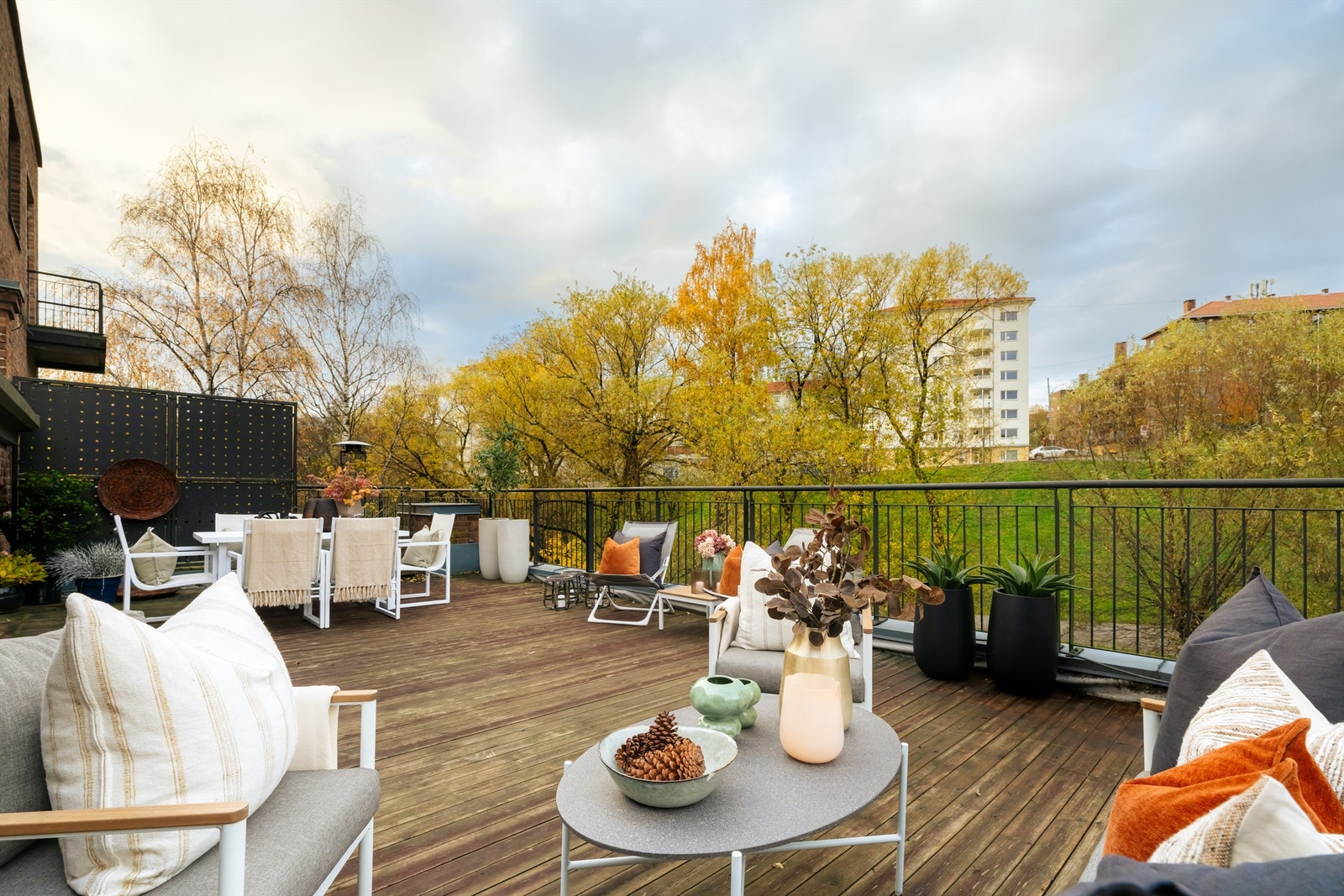 En naturlig forlengelse av oppholdsrommene på sommeren. Her kan man nyte sommerdager, solnedganger og hyggelige stunder med familie og venner i private og usjenerte omgivelser. Galleribilde