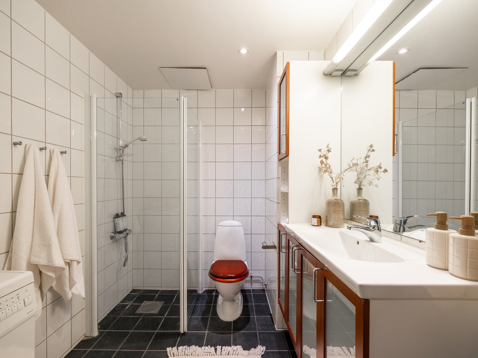 Lyst flislagt bad fra ombyggingsårene 2001-2002 med elektriske varmekabler i gulv som gir god komfort. Galleribilde