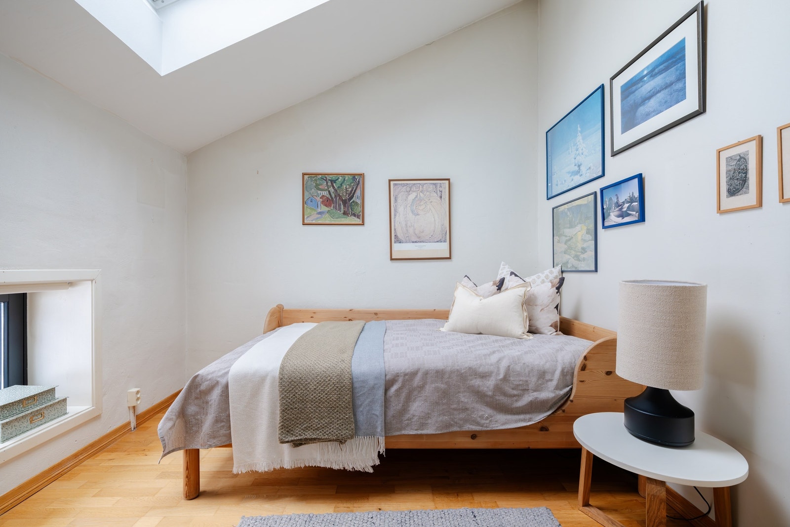 Hyggelig soverom med parkett på gulv og malte vegger og himling. Rommet egner seg godt som barnerom, gjesterom eller hjemmekontor. Galleribilde