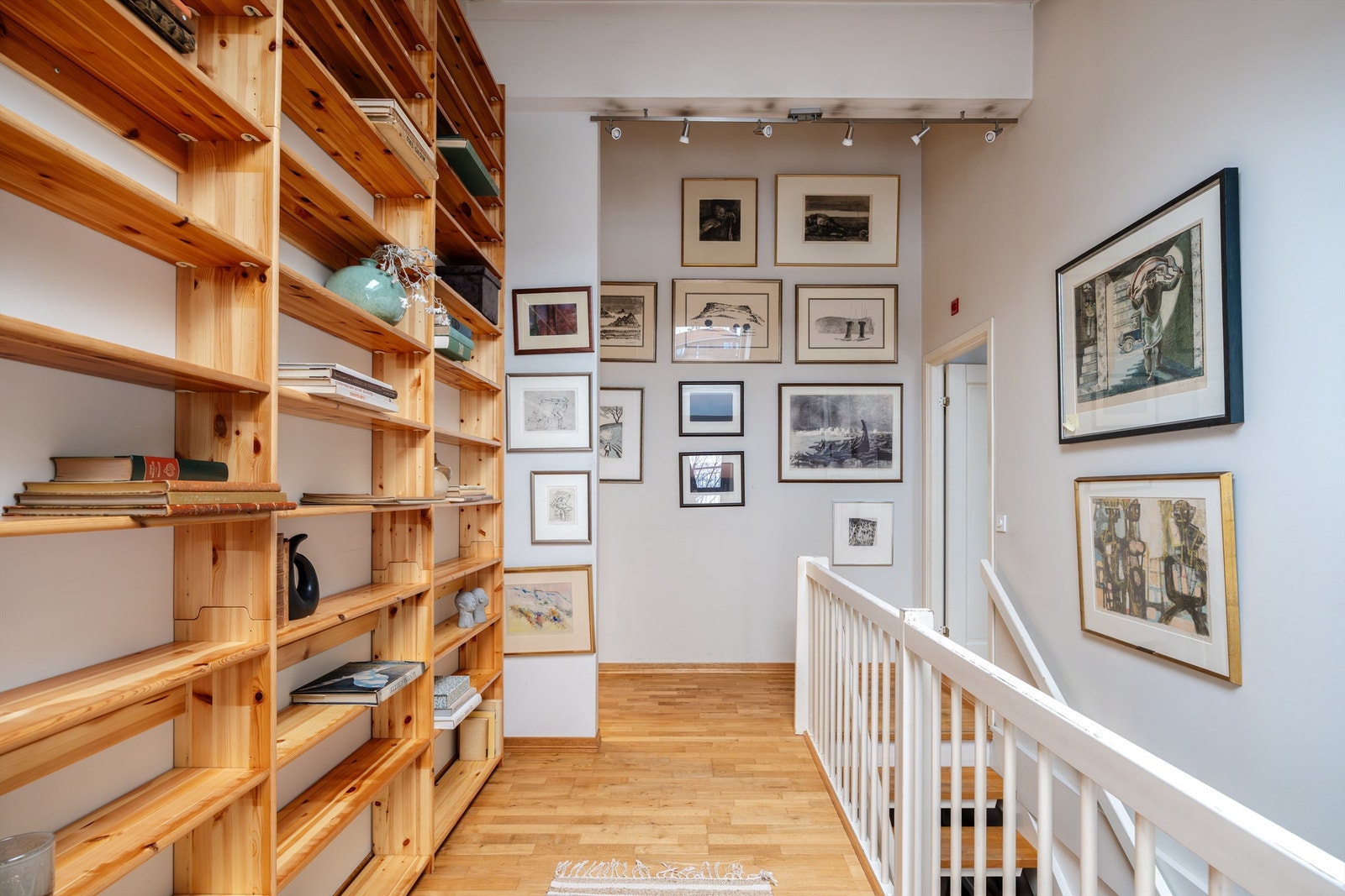 Videre kommer du opp til leilighetens 3. etasje, her er boligens 2 soverom og bad. Galleribilde