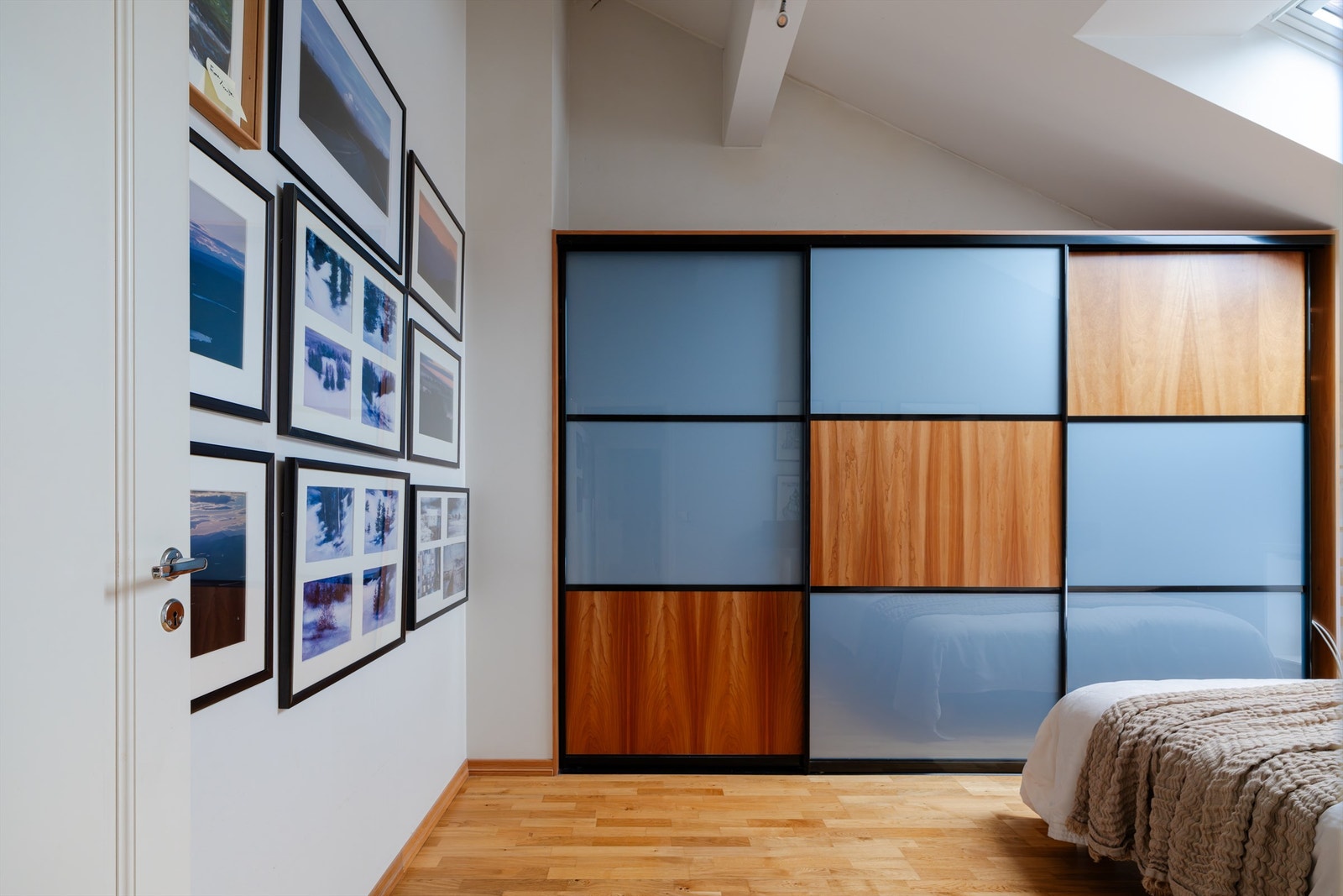 Et rolig og behagelig rom med gode kvaliteter som gjør det svært godt egnet som hovedsoverom. Galleribilde