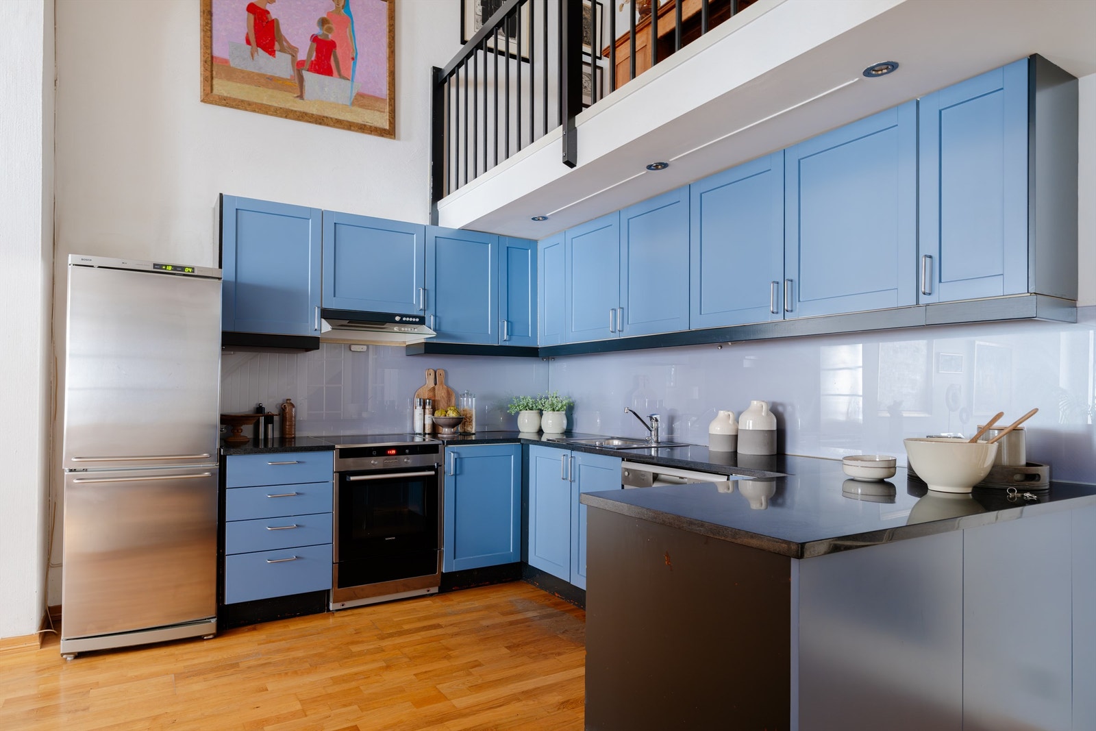 Kjøkkeninnredning med profilerte fronter fra ombyggingsårene 2001-2002 og benkeplate i sten/kompositt. Galleribilde