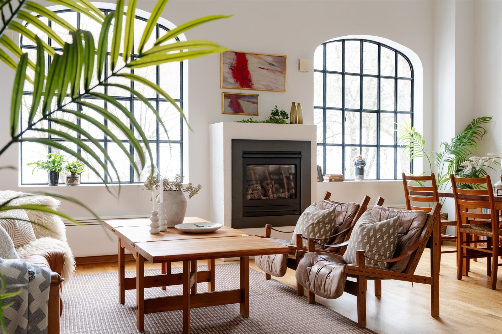 Industrielt særpreg med store originale vinduer som slipper inn rikelig med naturlig lys. Vinduene er fra 2002, satt inn i originale rammer fra bygget var fabrikk i 1902. Foto: Chris Borowiak Galleribilde