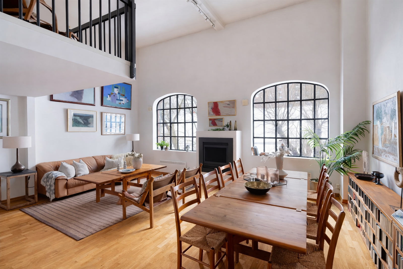 Vinduene og den generøse takhøyden skaper en lys og luftig atmosfære. Galleribilde