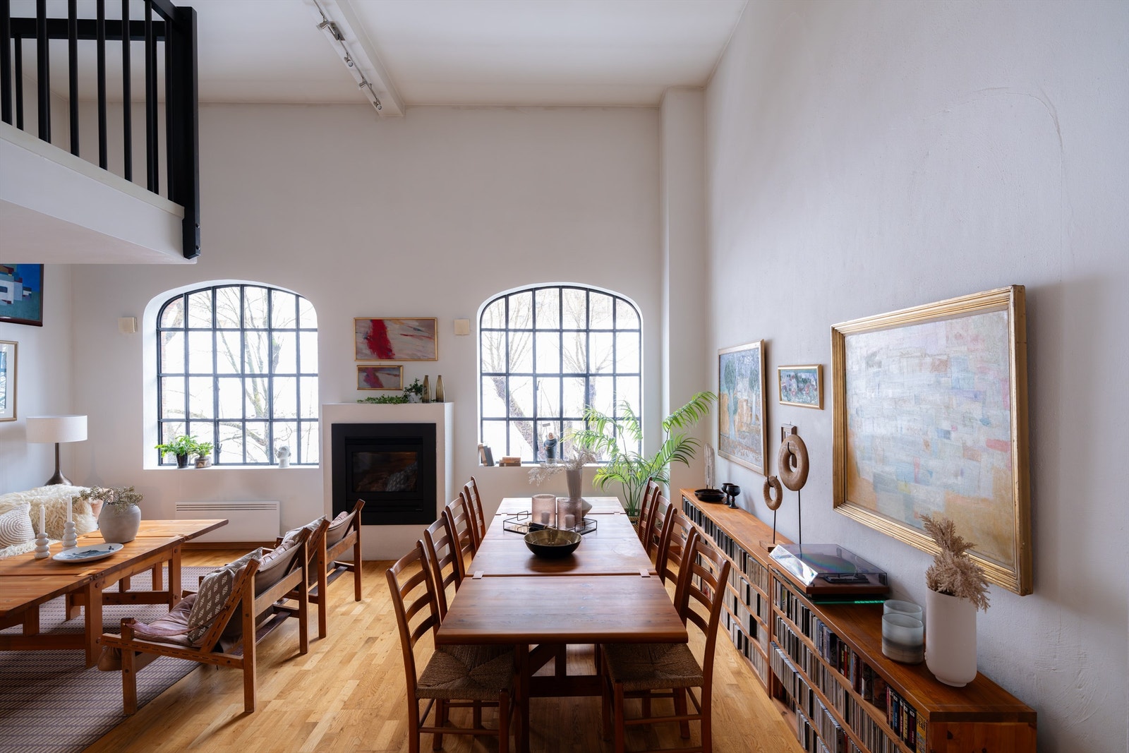 Her er det rikelig med plass til et større spisebord, ideelt for hyggelige sammenkomster med venner og familie. Galleribilde