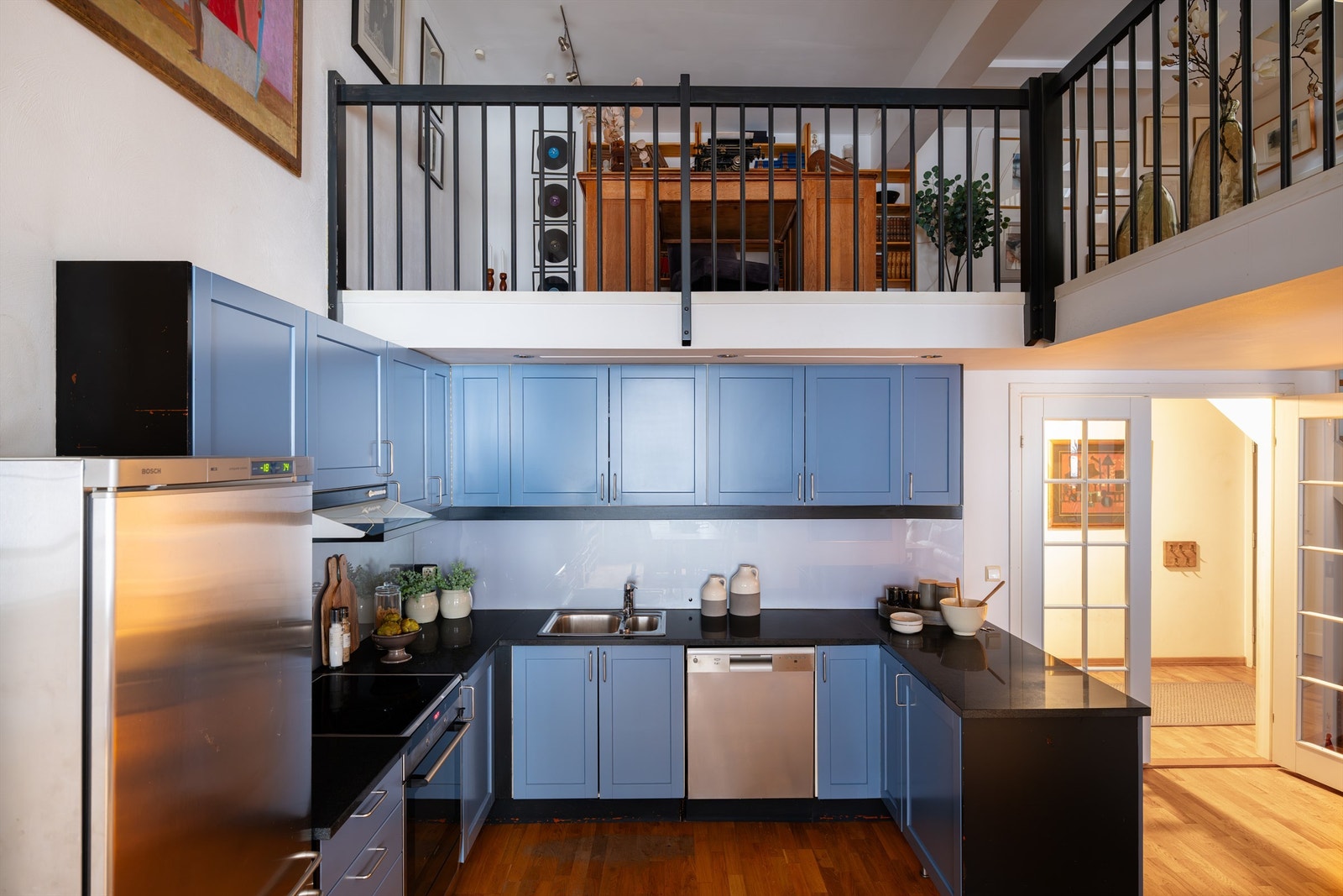 Belysning under overskap og integrerte downlights i nedsenket himling. Galleribilde