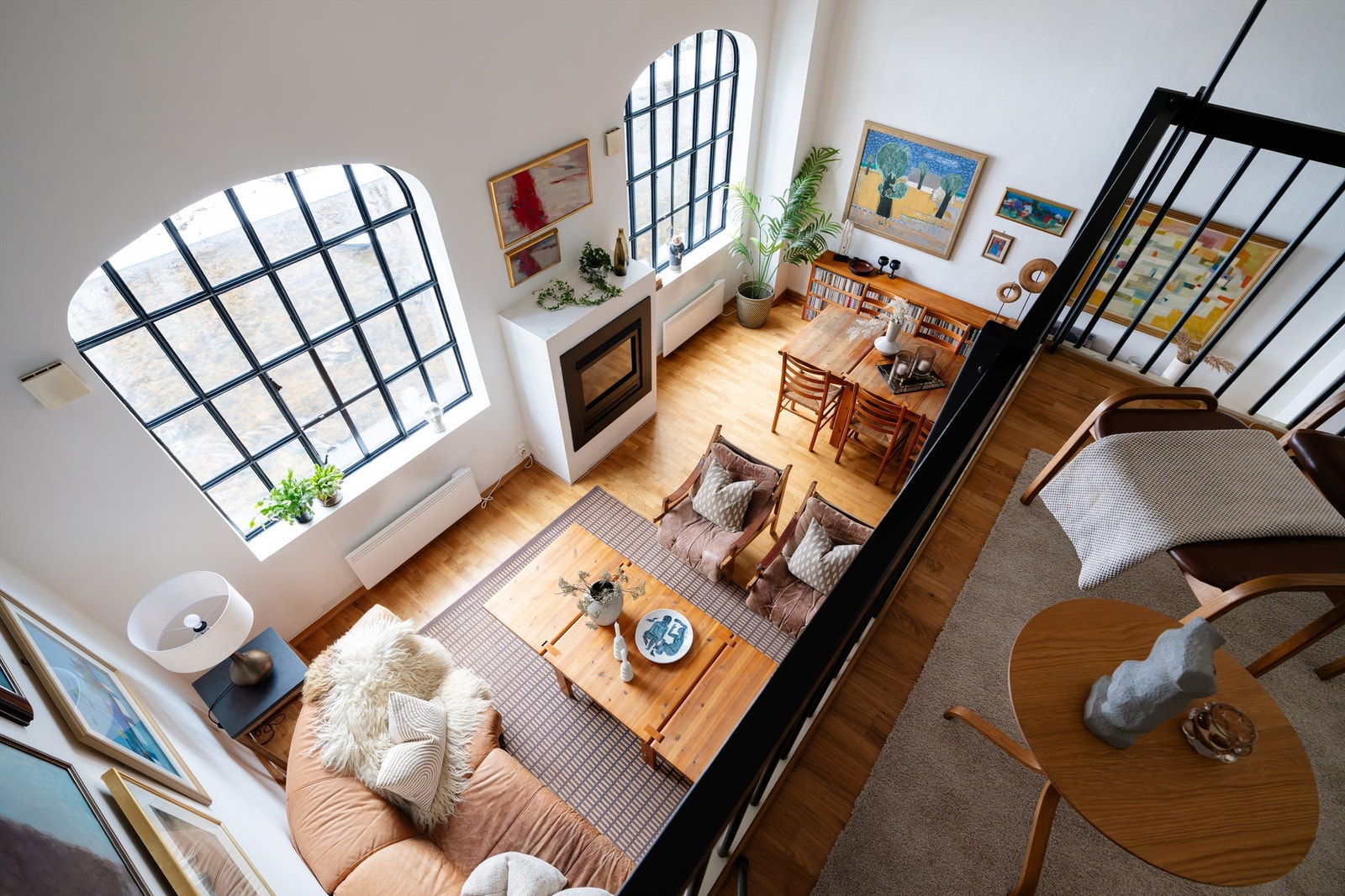 Med takhøyde på 4,5m på det høyeste i stuen får man en helt unik romfølelse. Fra mesaninen har en fin utsikt til Akerselva. Galleribilde