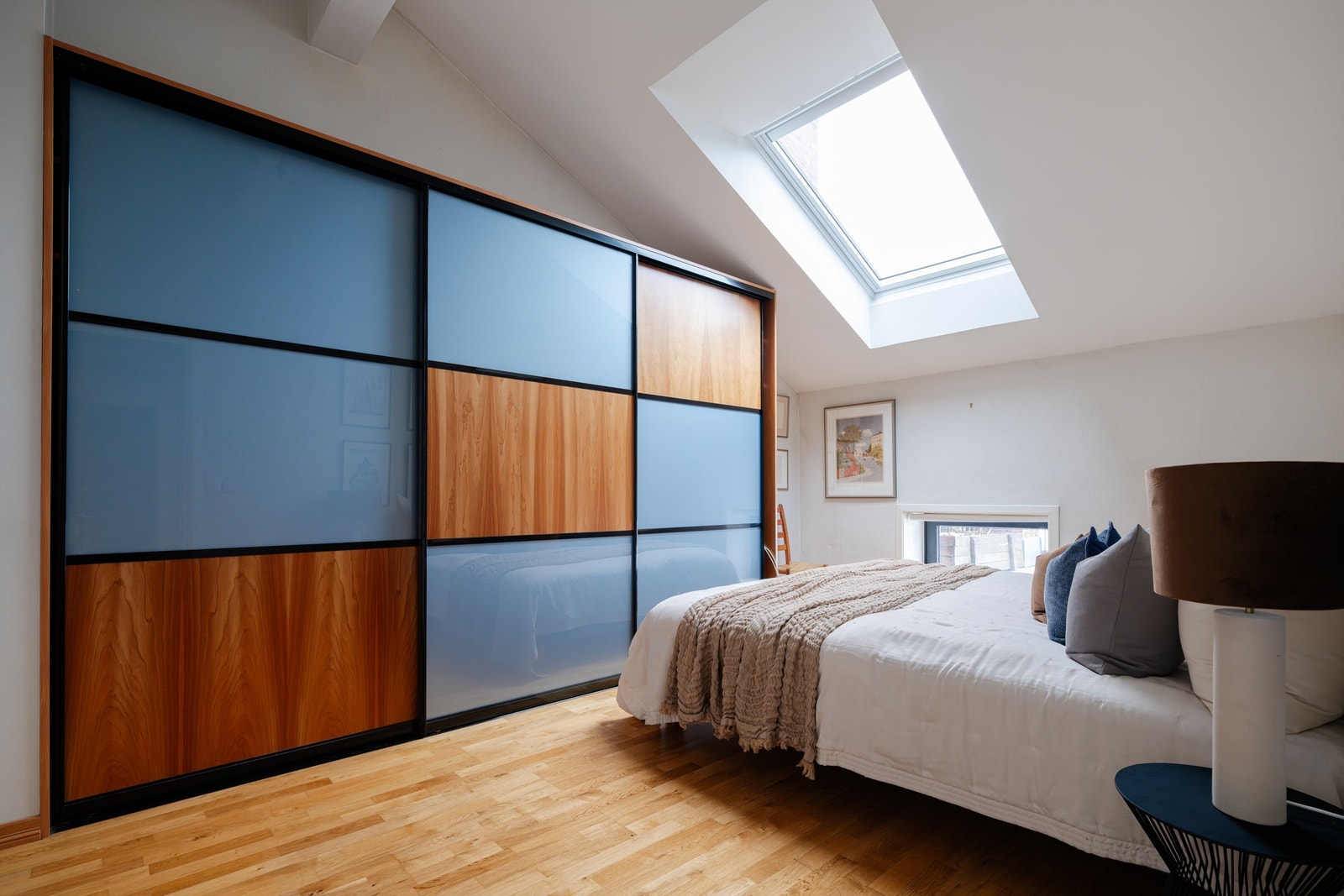 Praktisk skyvedørsgarderobe gir rikelig med oppbevaringsplass. Galleribilde