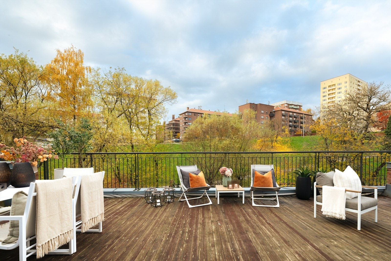 Boligen har en privat takterrasse på 50 m² med gode solforhold fra tidlig ettermiddag til kveld. Her kan man oppholde seg i skjermede omgivelser med frodig utsikt over nabolaget og elven. Foto: Chris Borowiak Galleribilde