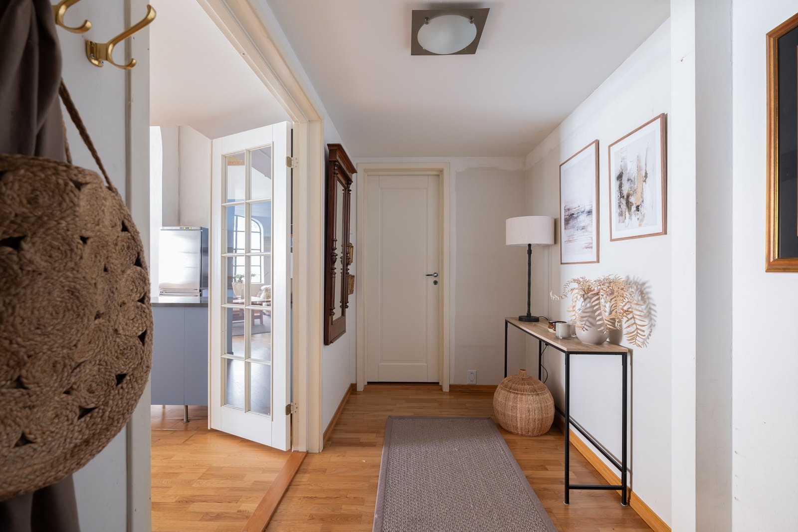 Her er det god plass til garderobeløsning for yttertøy og sko. Entréen gir et godt førsteinntrykk av boligens gjennomgående stil og planløsning. Galleribilde