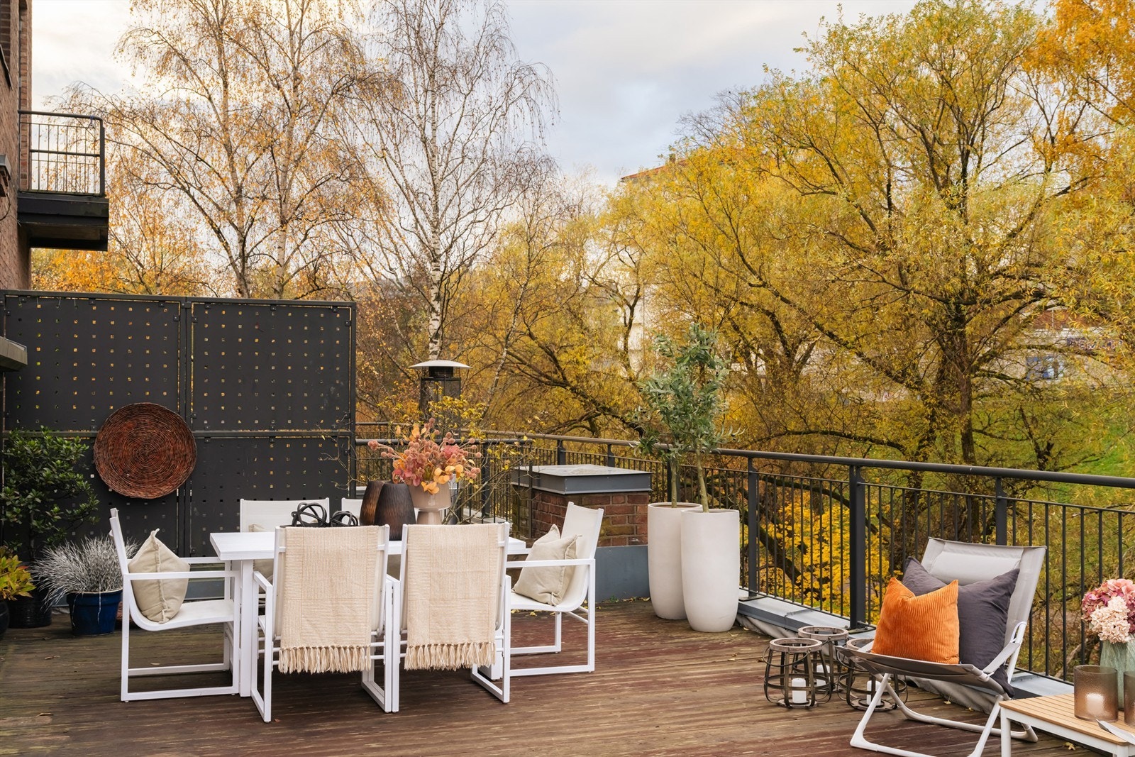 Takterrassen gir rikelig plass til utemøbler, grill og planter, og har gode muligheter for møblement som sittegruppe, solsenger eller spiseplass ute. Galleribilde