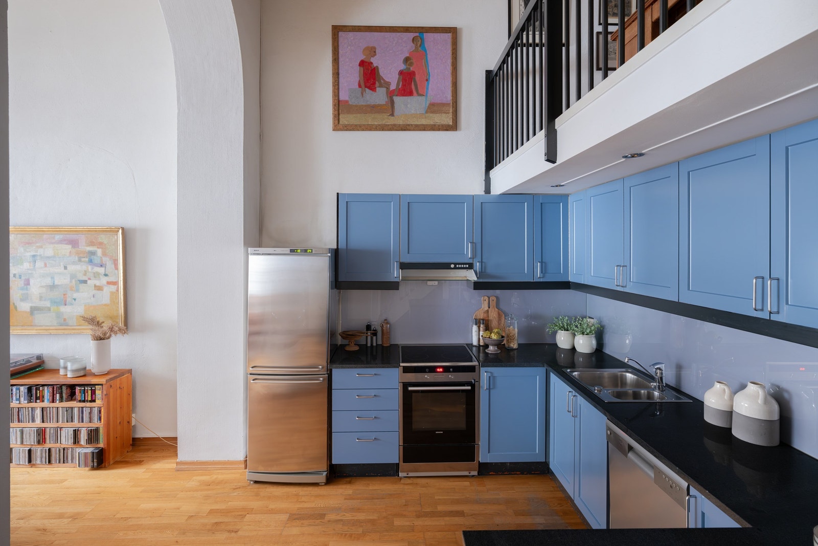 Utstyrt med stekeovn, platetopp, oppvaskmaskin samt frittstående kjøleskap med frysedel. Galleribilde