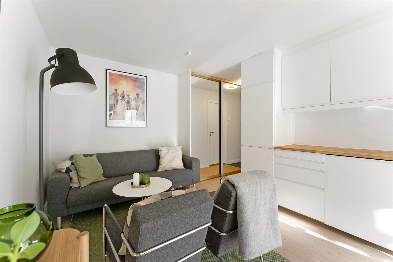 Videre kommer men til en luftig og lys stue Galleribilde