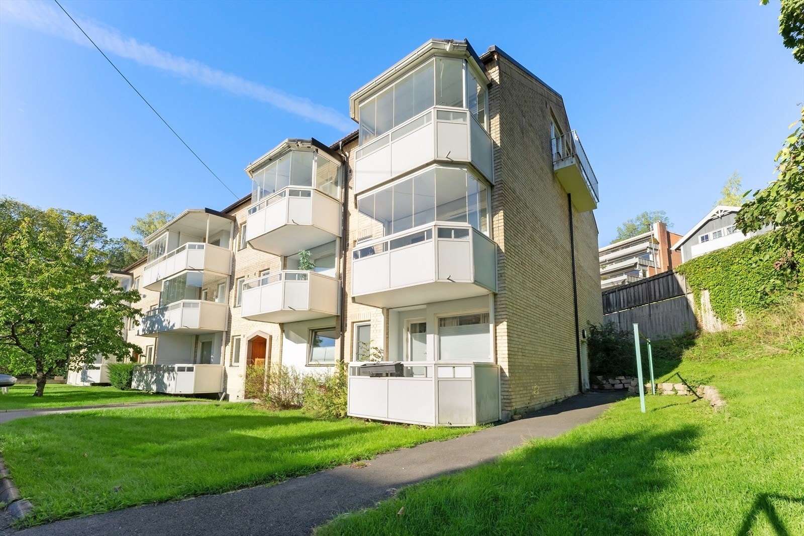 Her bor du i et veletablert nabolag med kort vei til kollektivtransport, servicetilbud, treningssentre og flotte tur- og friluftsområder Galleribilde