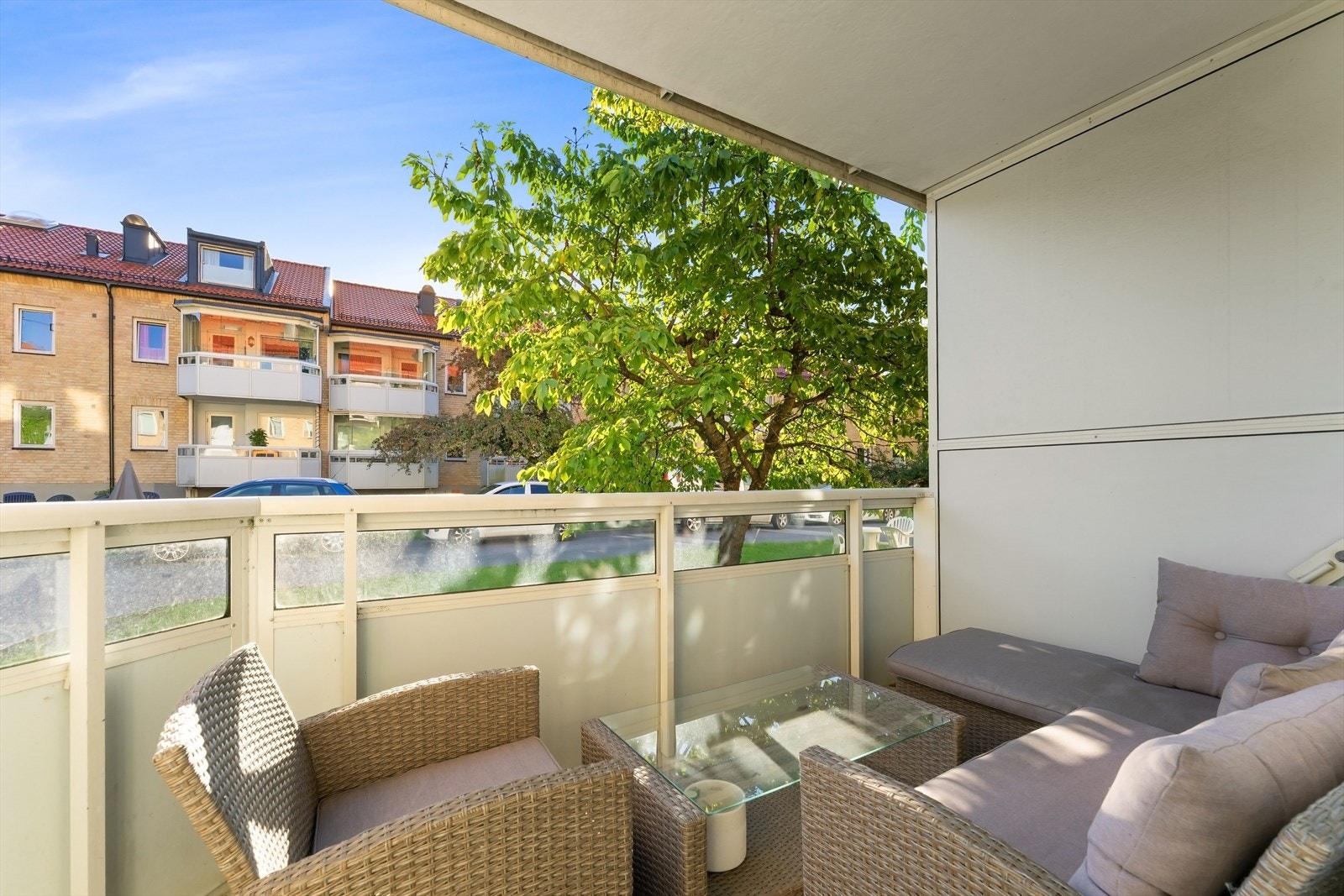 En fin uteplass med god plass til utemøbler og grill Galleribilde