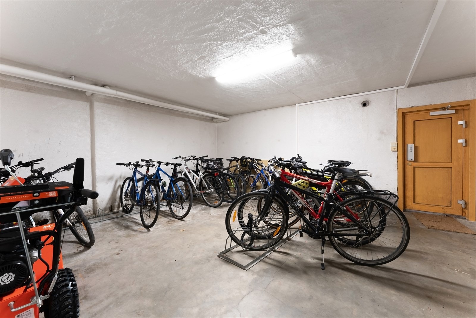 I 1. etasje så er det også felles sykkelrom med utgang Galleribilde