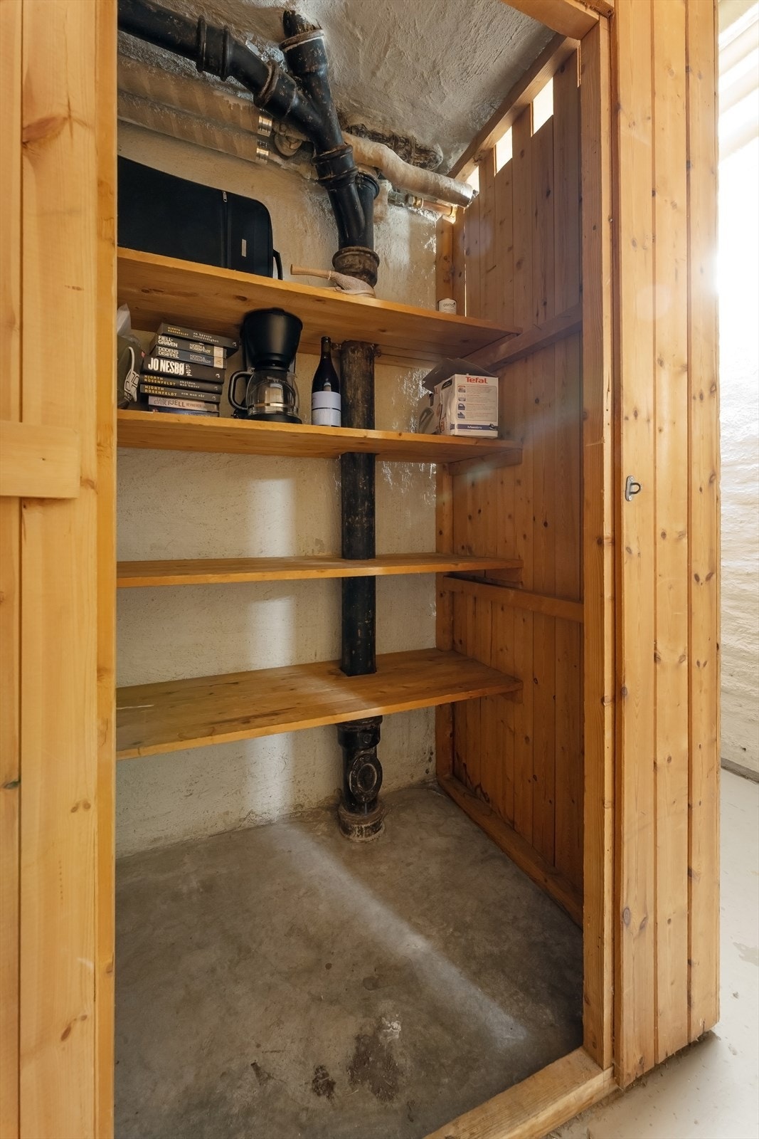 Det er rikelig med bod plass - man har en bod i 1. etasje og en på loftet Galleribilde