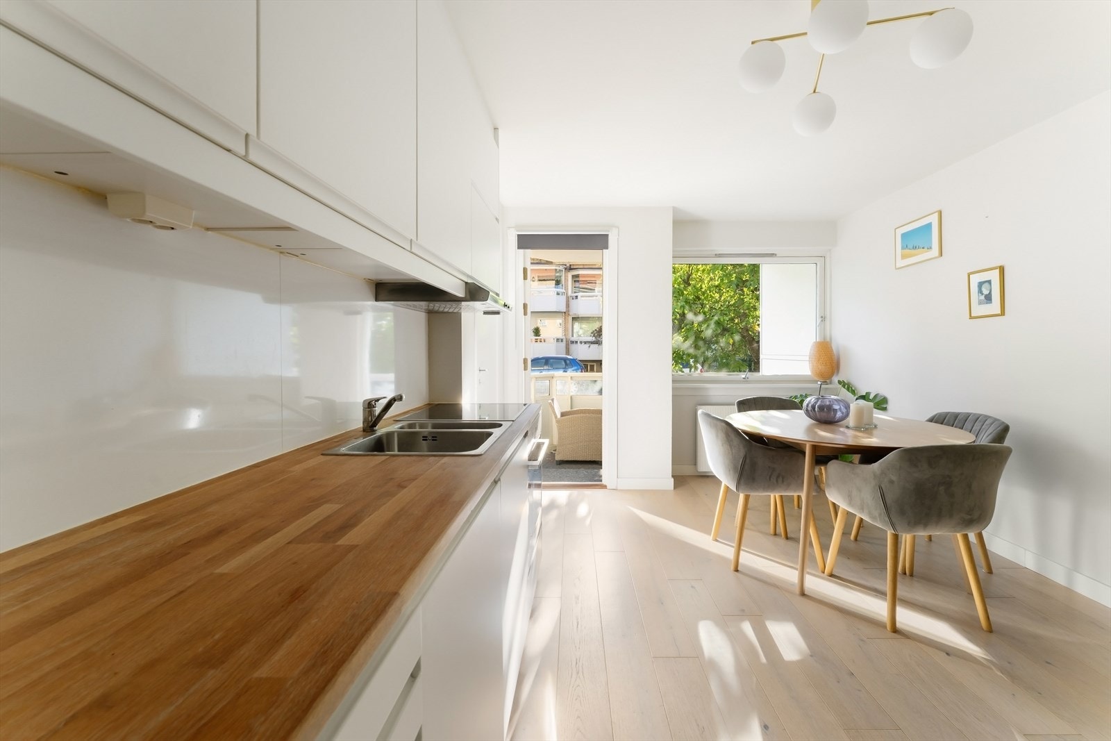 De store vindusoverflatene gir rikelig med naturlig lys i boligen Galleribilde