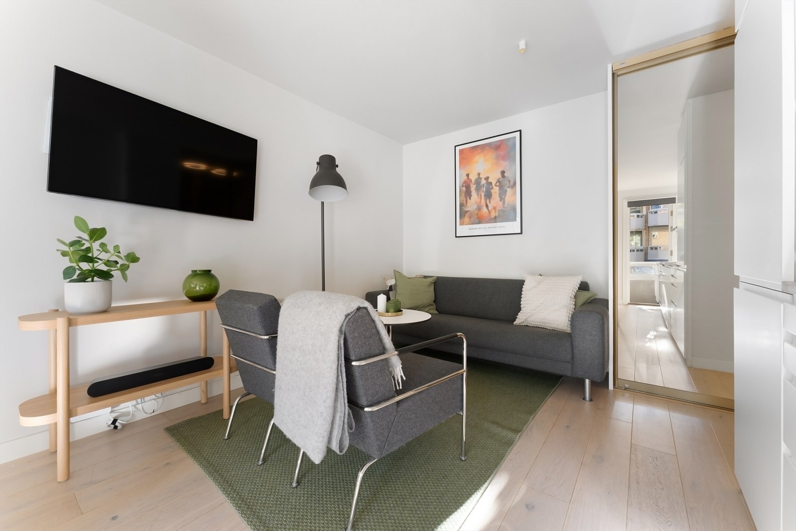 Her er det plass til både sofagruppe og spisebord Galleribilde