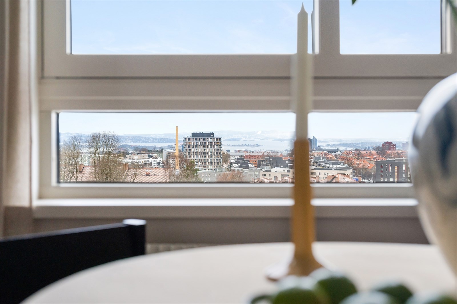 Leiligheten har en fantastisk utsikt mot by og fjord. Galleribilde