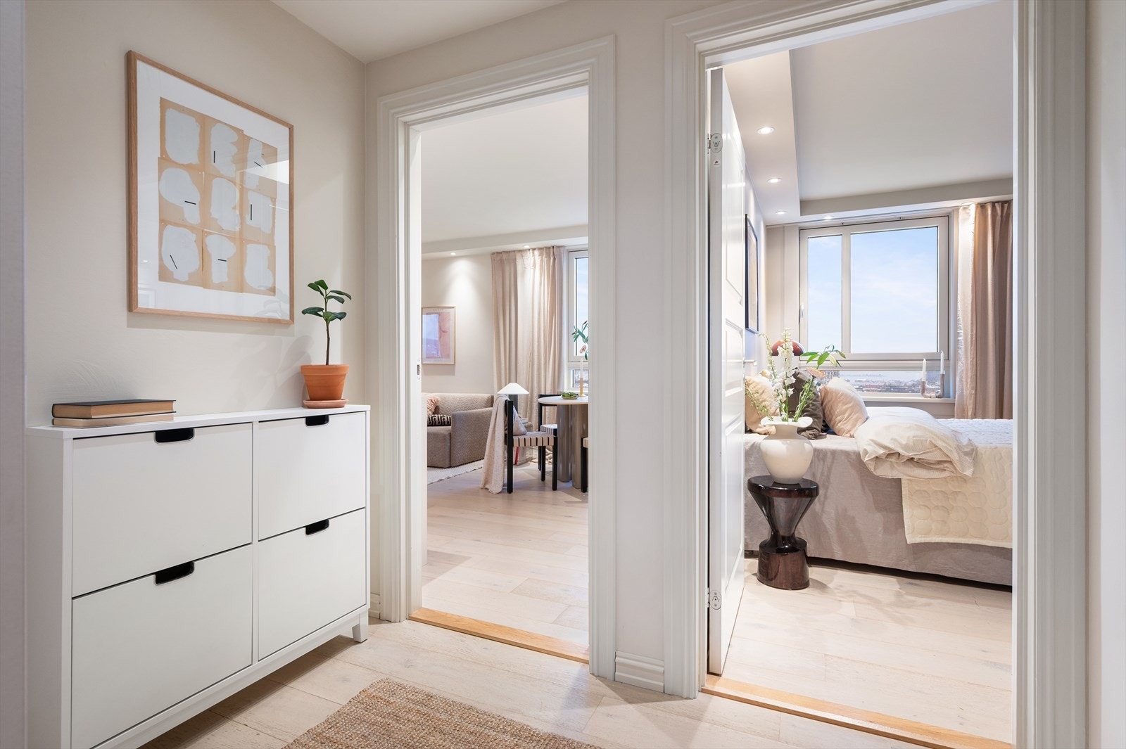 Lys og innbydende entré med 1-stavs laminat og innfelte spotter i himling. Galleribilde