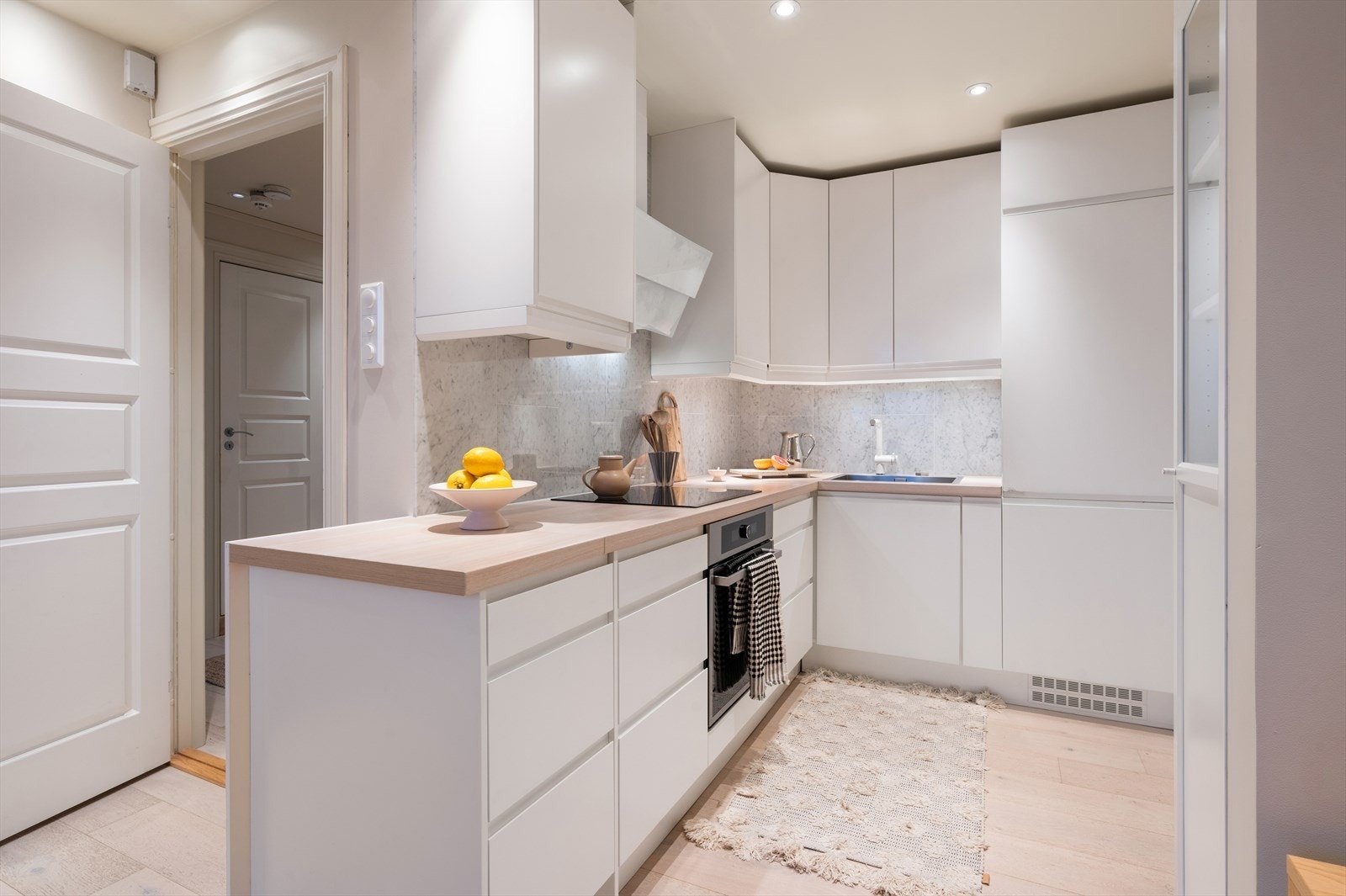 Kjøkkenet er fullt utstyrt med integrerte hvitevarer, herunder induksjonstopp, stekeovn, oppvaskmaskin samt kombinert kjøle- og fryseskap. Galleribilde