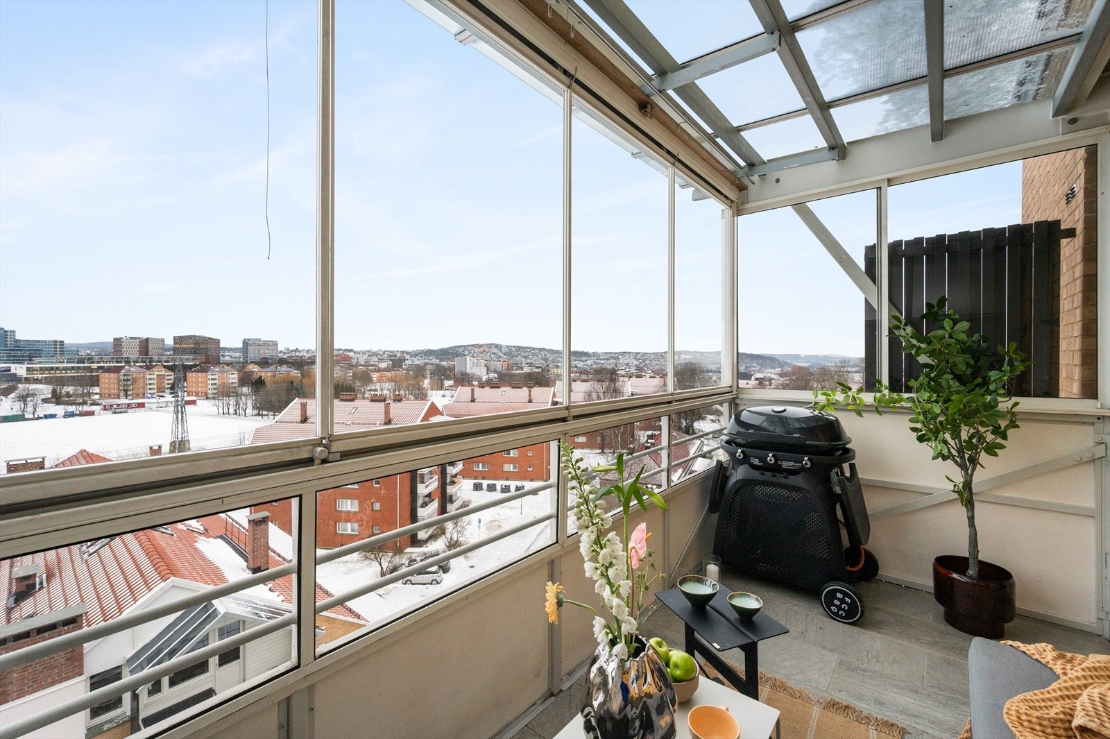 Leiligheten har en romslig og svært innbydende innglasset balkong på ca. 8 kvm. Innglassingen kan skyves helt til side, slik at balkongen enkelt kan åpnes opp på varme dager. Galleribilde