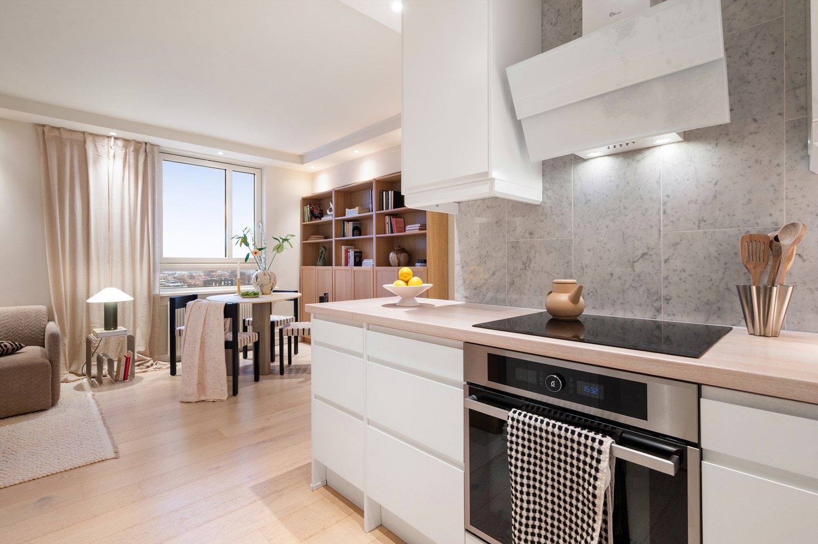 Over benkearealet er det montert fliser, og overskapene er utstyrt med integrerte LED-downlights som gir god arbeidsbelysning. Galleribilde