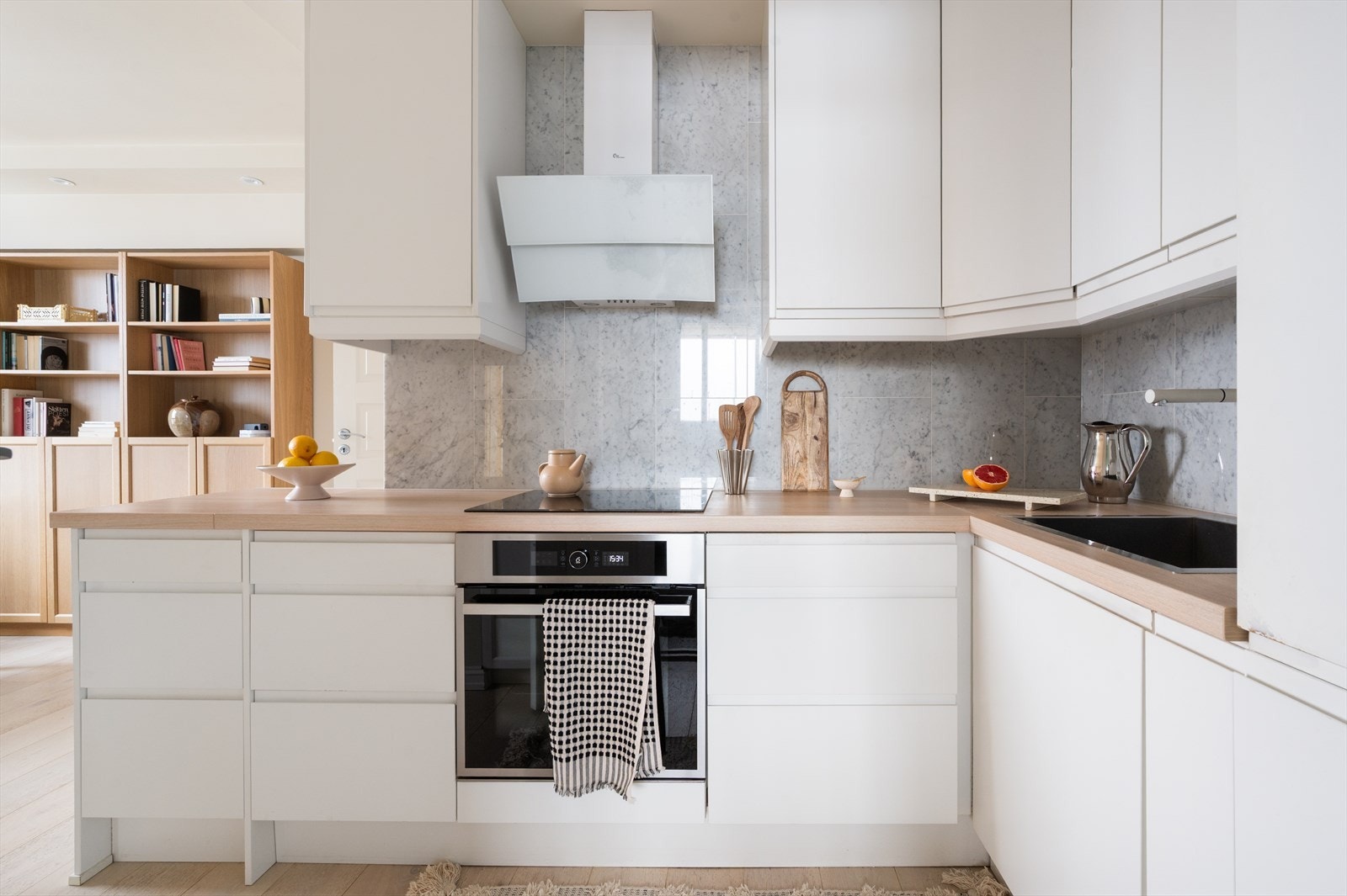 Kjøkkenet er utformet med en delvis åpen løsning og har en moderne, gjennomført innredning fra Epoq. Galleribilde