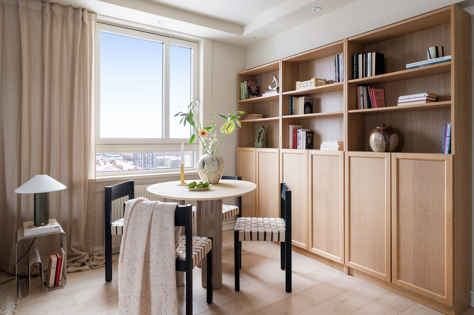 Store vindusflater i to himmelretninger gir et åpent preg med fin utsikt og sørger for rikelig med naturlig lys gjennom dagen. Galleribilde