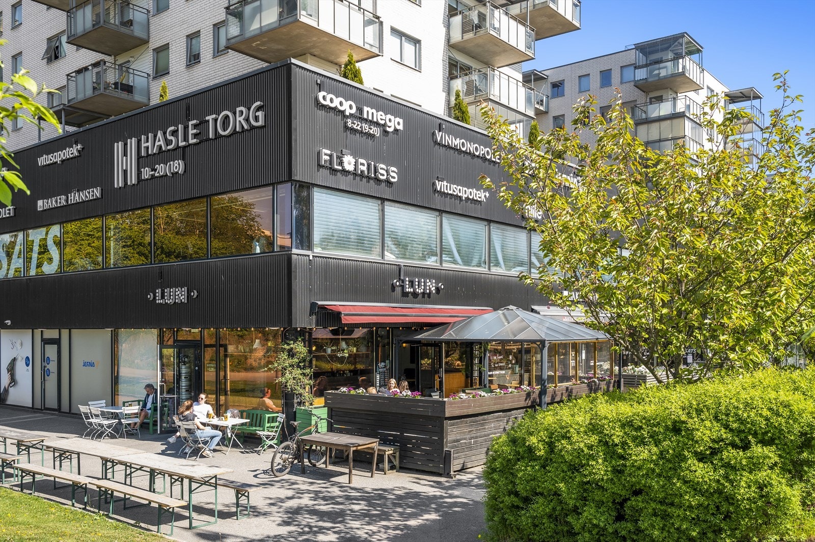 Hasle Torg nærsenter ligger en kort spasertur unna. Her finner du bla. SATS Coop Mega, Vinmonopol, Baker Hansen og nabolagsbaren LUN. Galleribilde