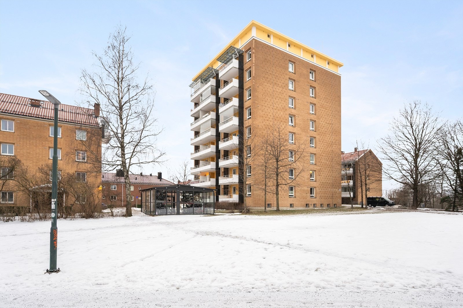 Det er bygget en moderne og smart utvendig sykkelgarasje like utenfor inngangsdøren. Galleribilde