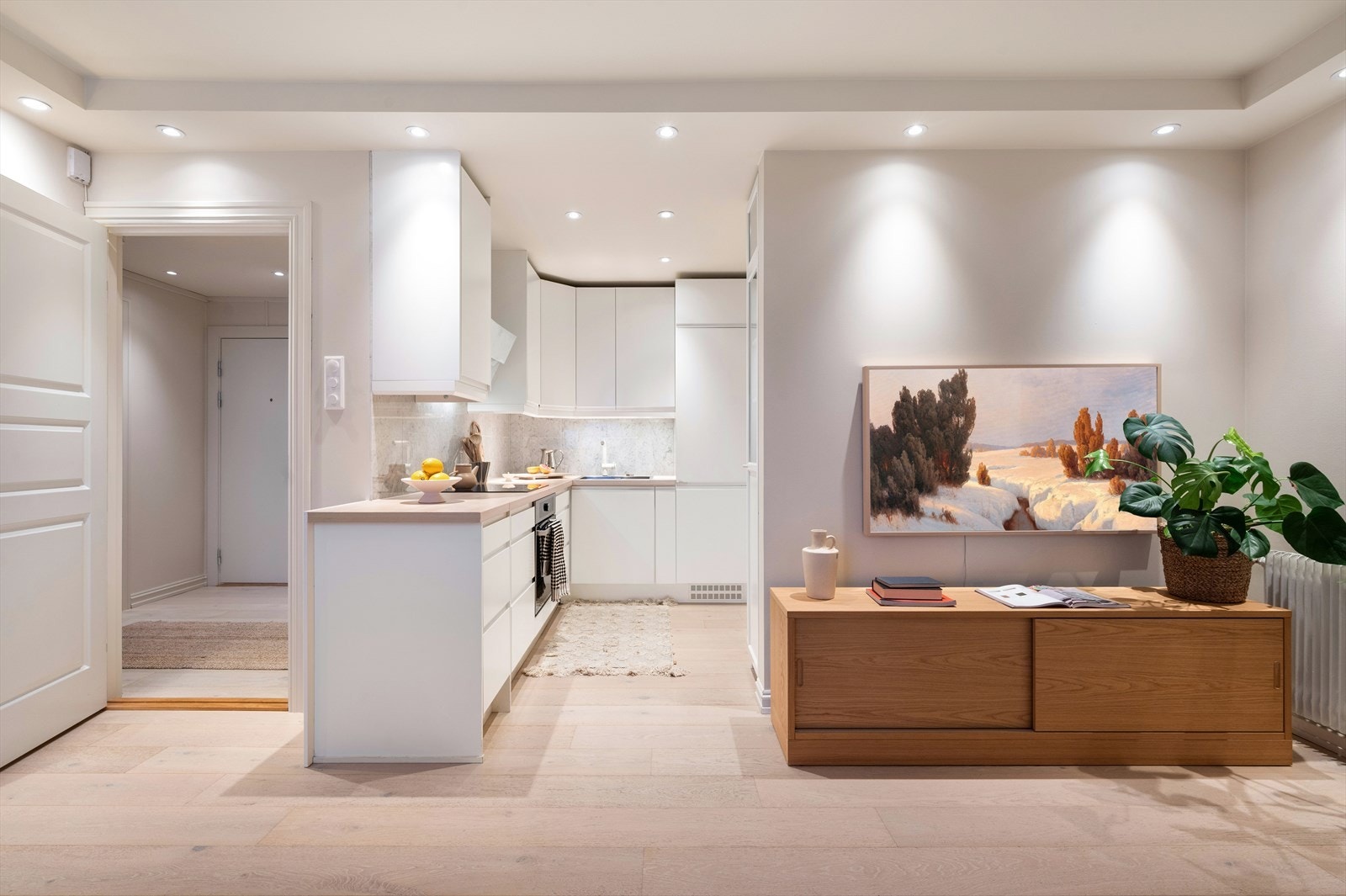 Det er lagt 1-stavs laminat på gulv og det er slette malte vegger med innfelte downlights i kasse. Galleribilde