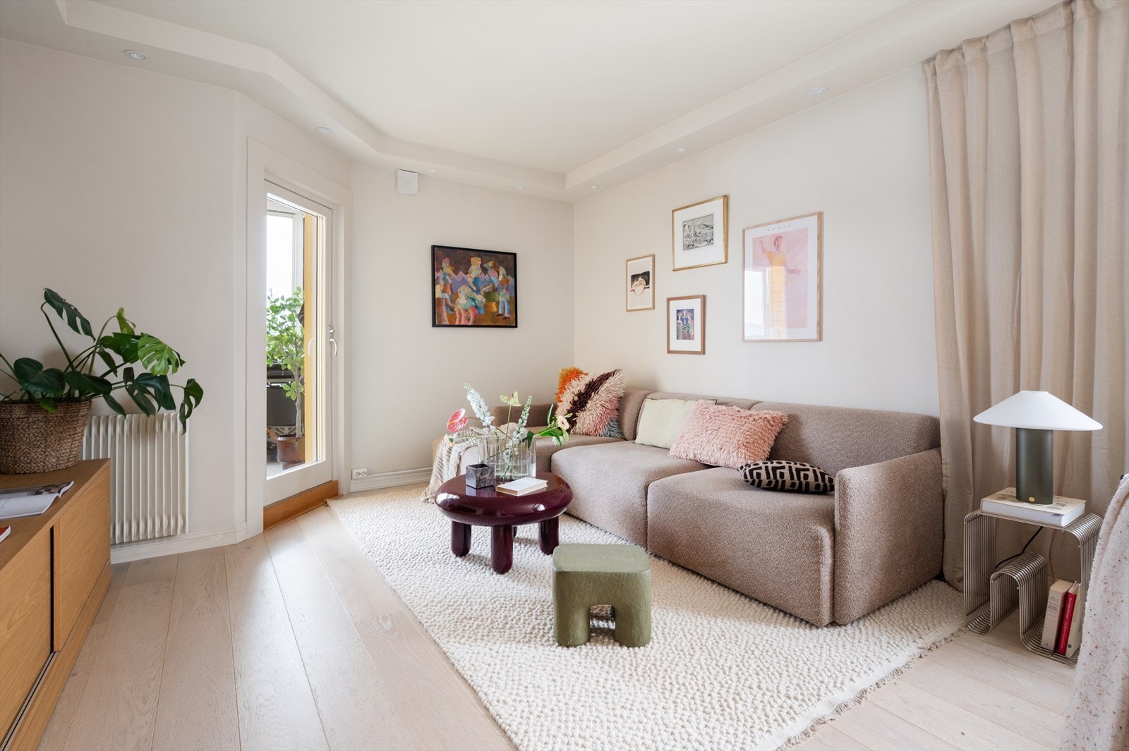 Takhøyden er målt til ca. 2,50 meter, noe som bidrar til en luftig romfølelse. Galleribilde