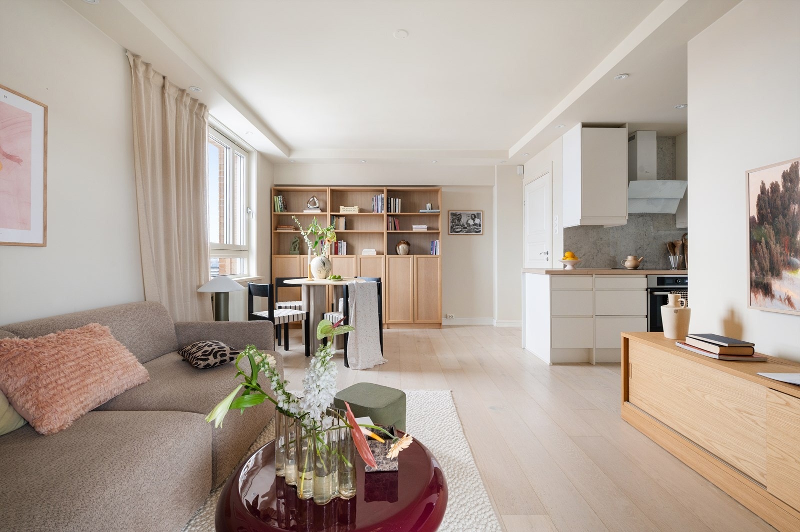 Stuen har romslige soner som gir god plass til både et generøst spisebord, og en komfortabel sofagruppe. Galleribilde