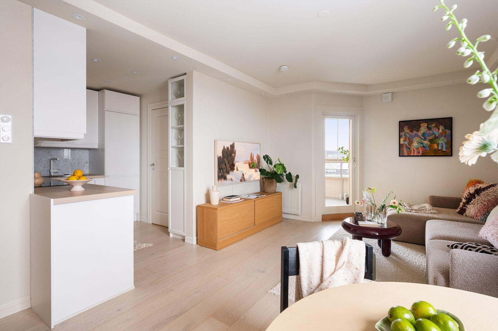 Fra stuen er det direkte adkomst til en innglasset balkong, som fungerer som en hyggelig forlengelse av oppholdsrommet store deler av året. Galleribilde