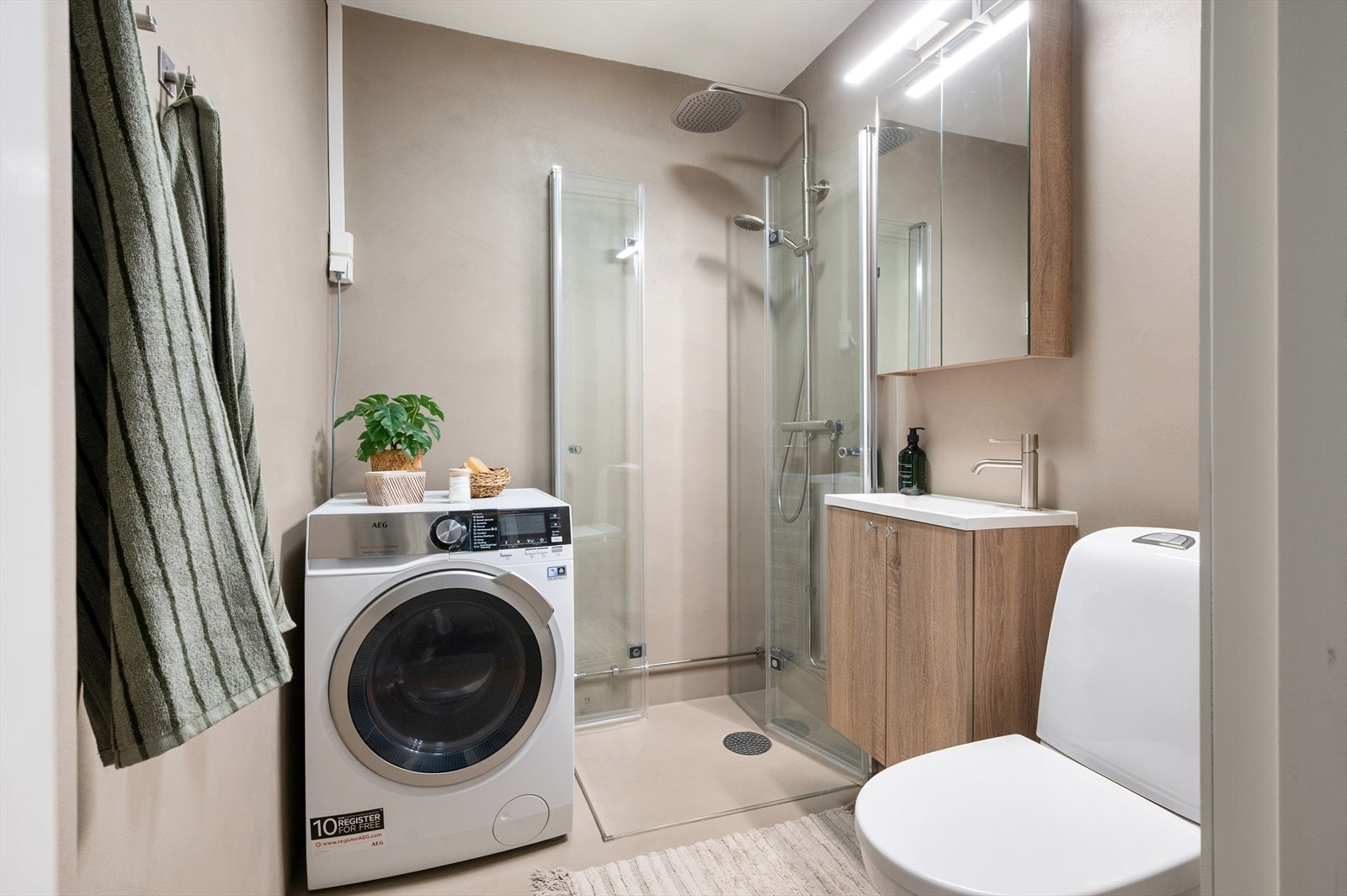 Meget pent og innbydende baderom, oppgradert med mikrosement og ny baderomsinnredning så sent som i mars 2025. Galleribilde