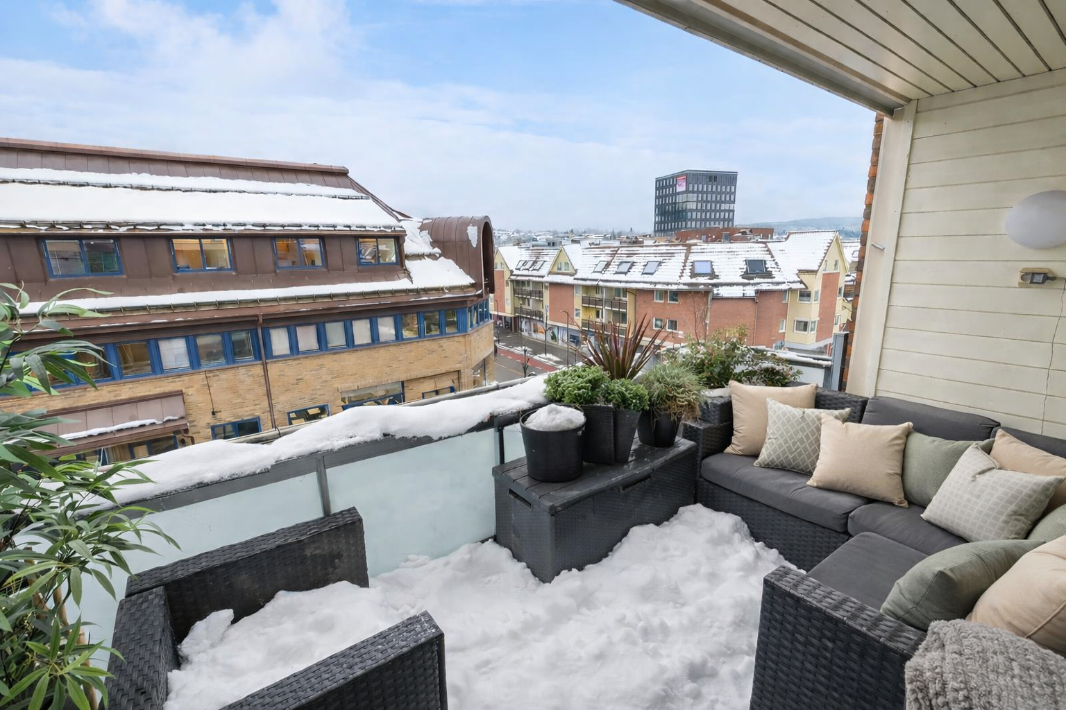 Utgang fra stue til en solrik balkong med flott utsikt. Det er benyttet digital innredning. Galleribilde