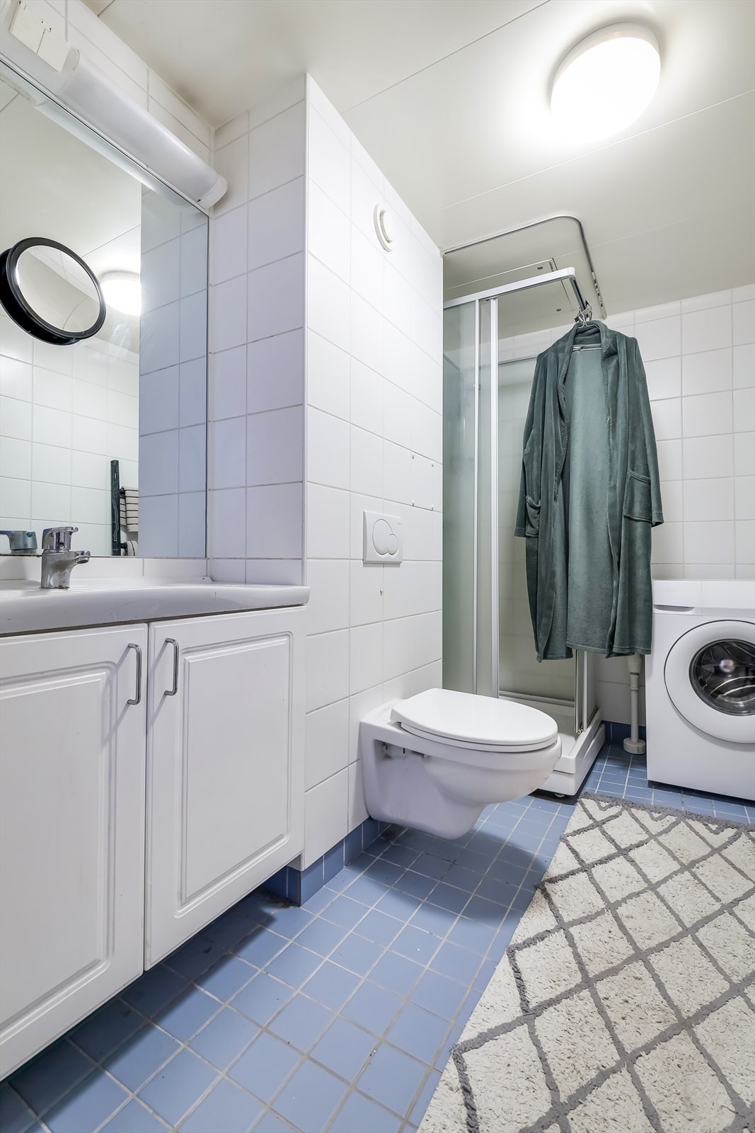 Flislagt bad med varmekabler og opplegg for vaskemaskin. Galleribilde